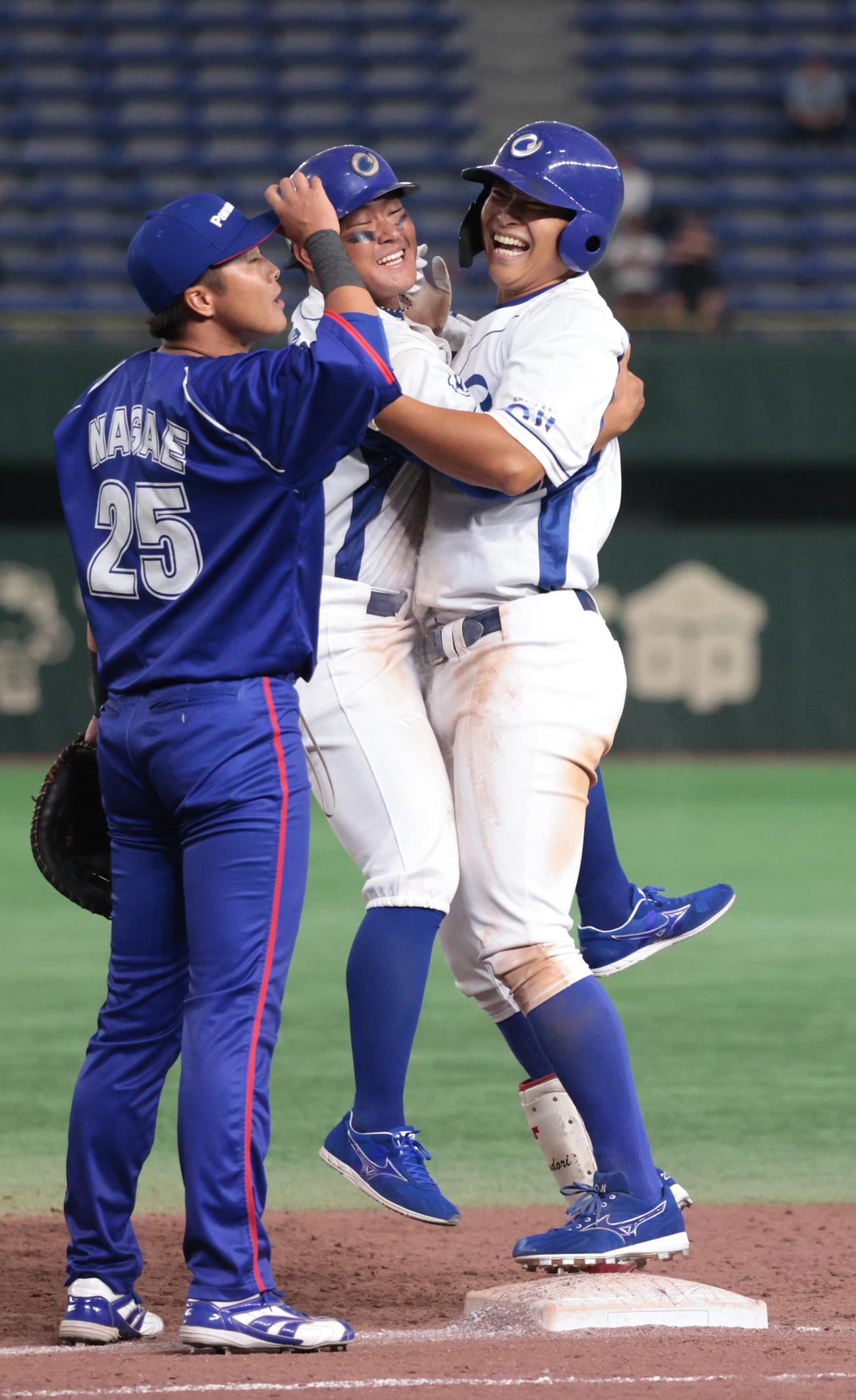 パナソニック対王子　タイブレーク10回裏王子2死満塁、神鳥（右）の三塁ゴロを三塁手が悪送球しサヨナラになる（撮影・柴田隆二）　　
