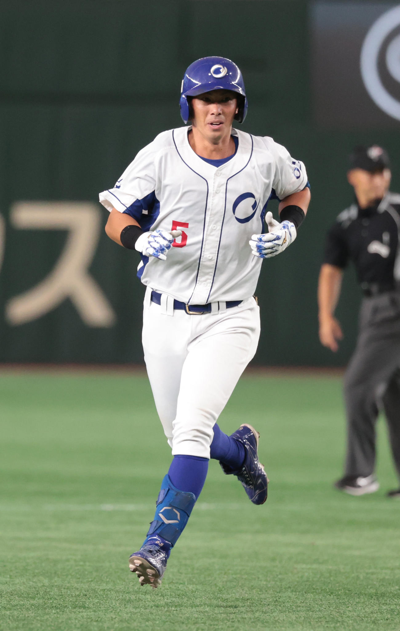 パナソニック対王子　5回裏王子2死、前田は左越えに本塁打を放ち生還する（撮影・柴田隆二）　　