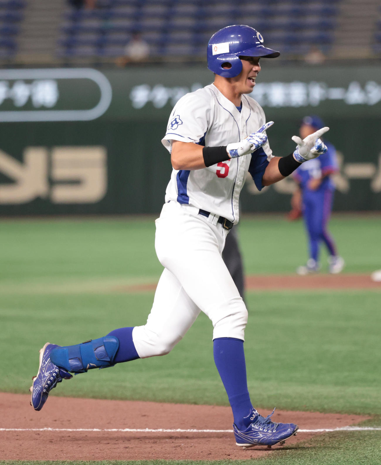 パナソニック対王子　5回裏王子2死、前田は左越えに本塁打を放ち生還する（撮影・柴田隆二）　　