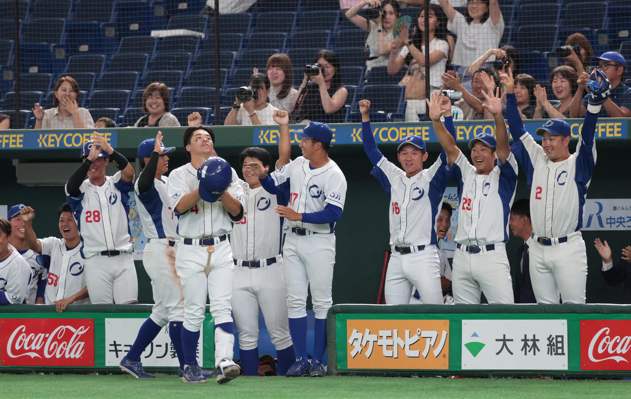 パナソニック対王子　5回裏王子2死、前田の左越え本塁打に喜ぶ王子ナイン（撮影・柴田隆二）　　