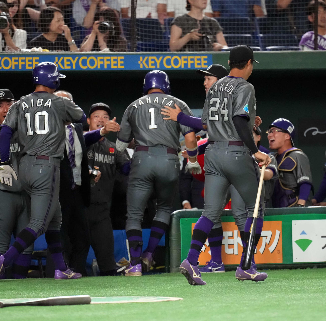 ヤマハ対ホンダ熊本　2回表ヤマハ2死二、三塁、先制3点本塁打を放ち、ヤマハナインに祝福される矢幡（中央）（撮影・小島史椰）