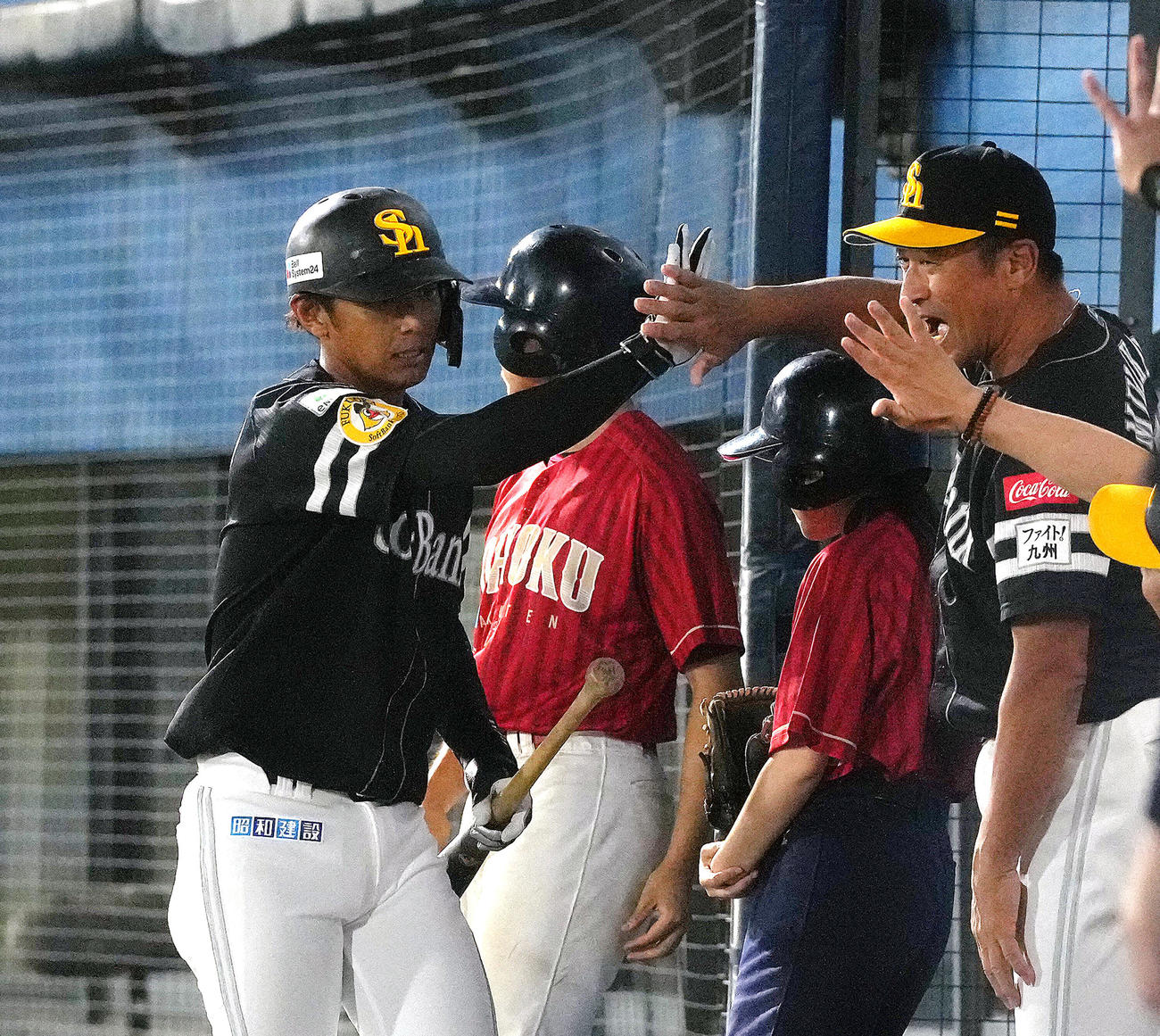 8月27日、今宮（左）は通算400犠打を決めタッチを交わす