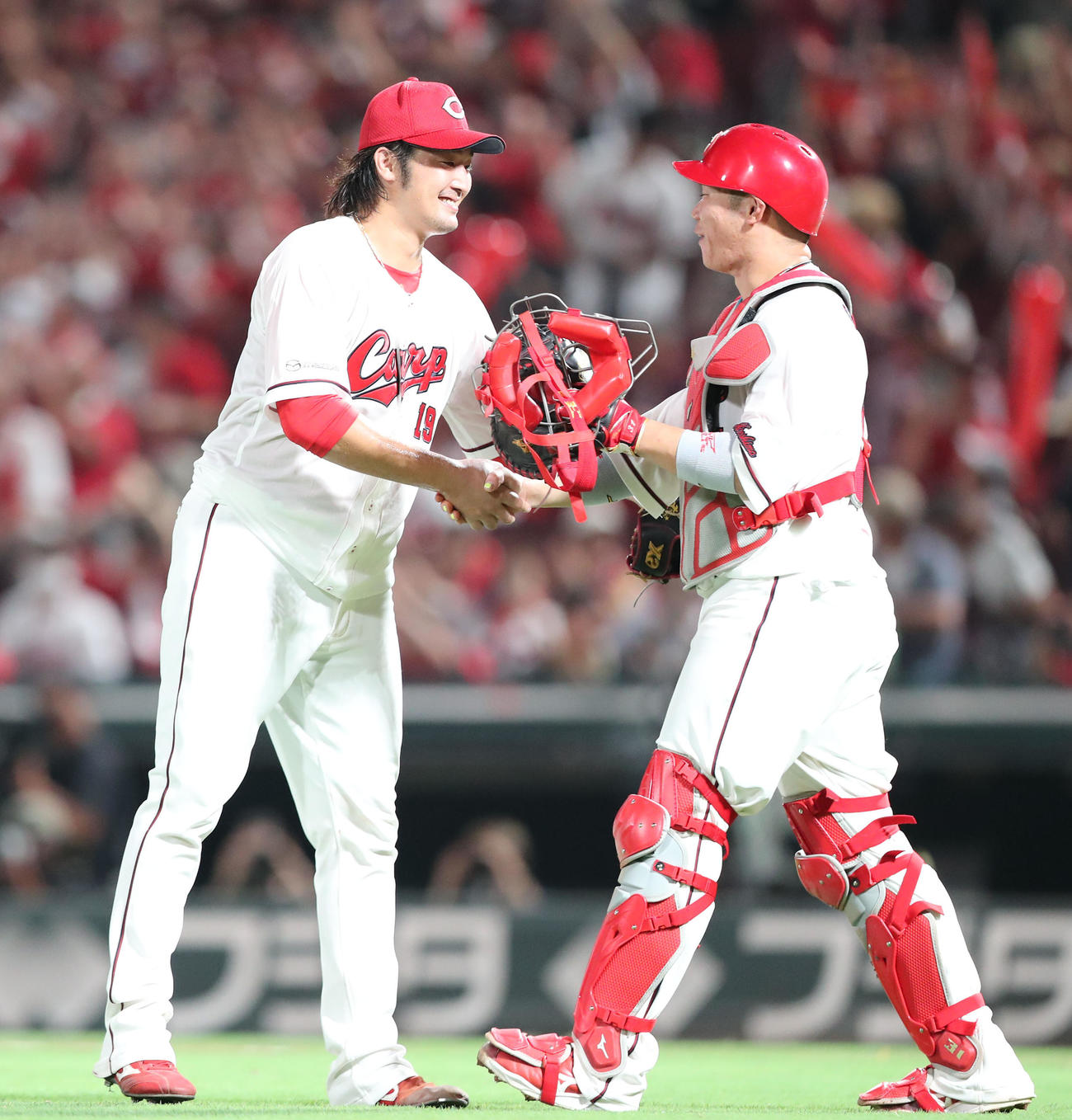 完投勝利を飾った床田は坂倉と笑顔で握手（2025年8月撮影）