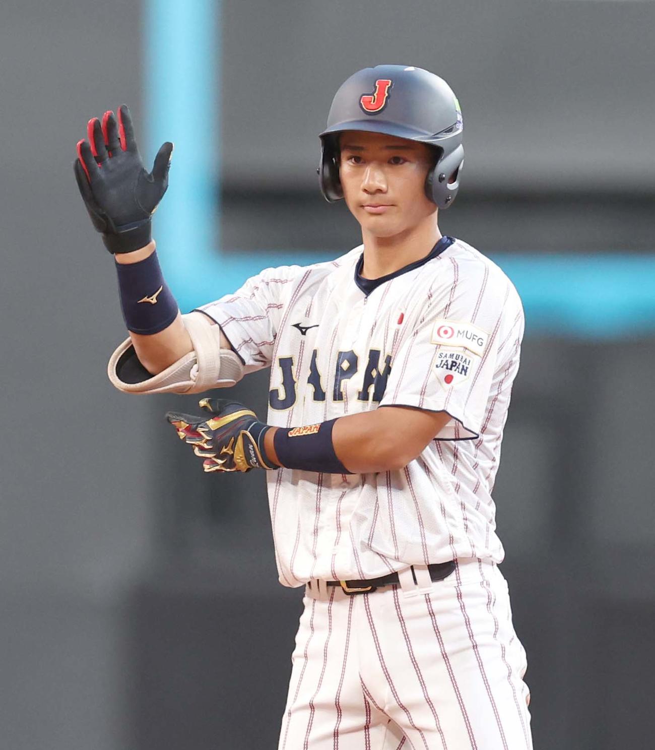7月9日の日米大学野球選手権　日本対米国　3回裏日本ハム無死、右越え二塁打を放つ大塚（撮影・黒川智章）