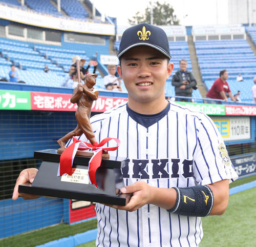 3冠王に輝きトロフィーを手にする立大・山形球道（2025年6月撮影）
