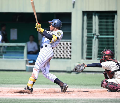 8月30日の大商大対大院大　4回裏大院大無死、右中間にソロ本塁打を放つエドポロ・ケイン（撮影・和賀正仁）