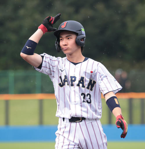 7月2日の三菱重工East対大学代表　タイブレーク10回裏大学代表1死二、三塁、代打の愛知学院大・杉山はスクイズを決めポーズを決める（撮影・柴田隆二）