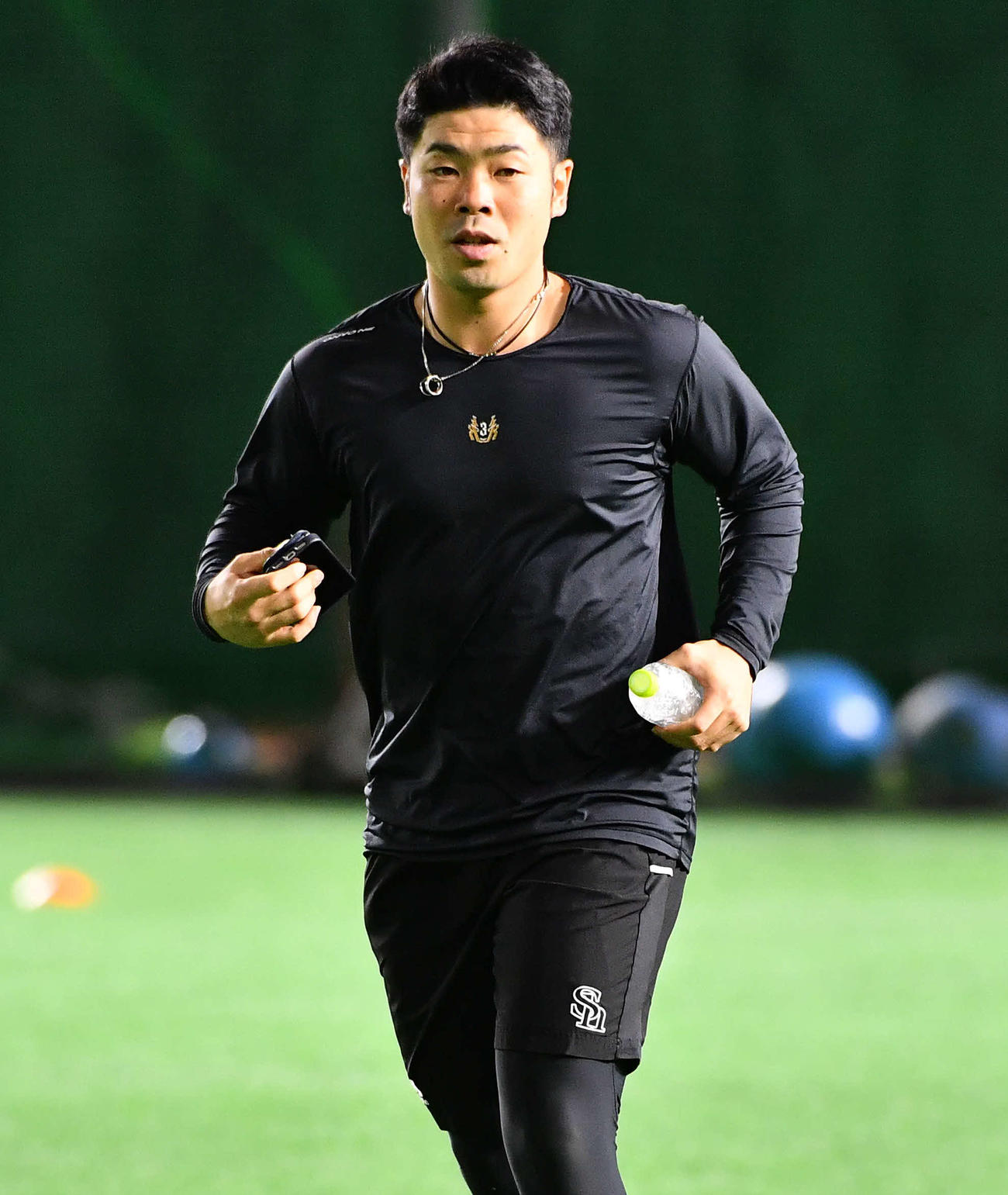 ソフトバンク対オリックス　アーリーワークから引き揚げるソフトバンク近藤（撮影・岩下翔太）