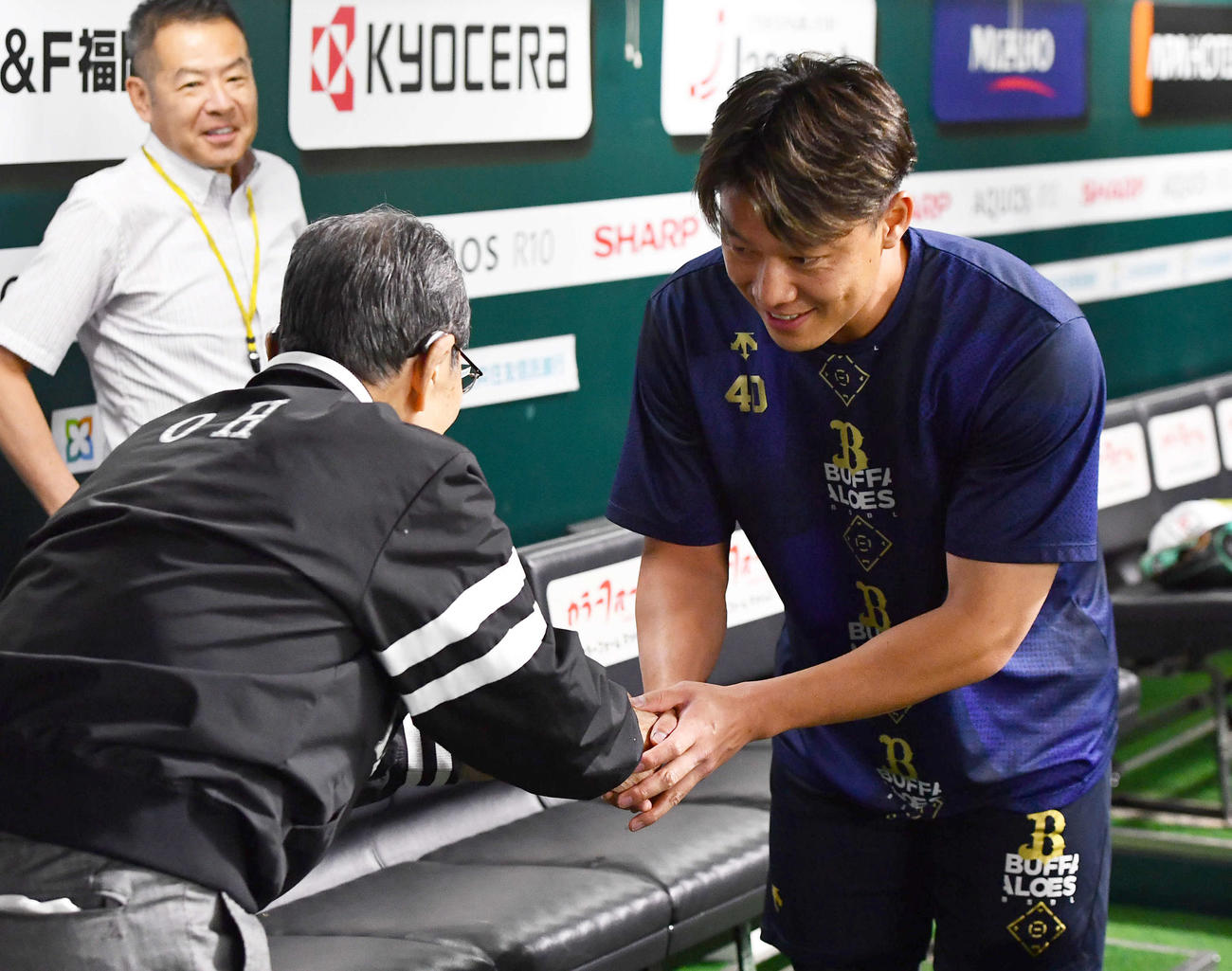 ソフトバンク対オリックス　試合前、ソフトバンク王球団会長（左）と握手を交わすオリックス岩崎（撮影・岩下翔太）