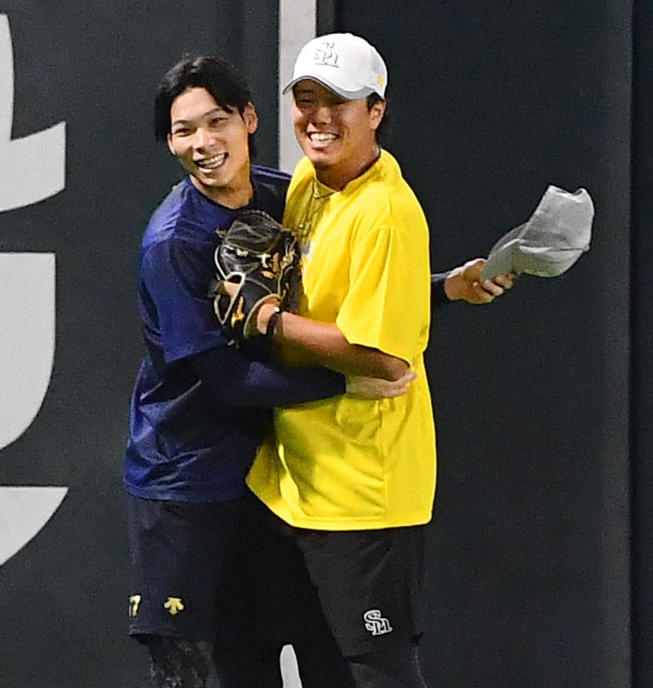 ソフトバンク対オリックス　試合前、笑顔で抱き合うオリックス中川（左）とソフトバンク上茶谷（撮影・岩下翔太）