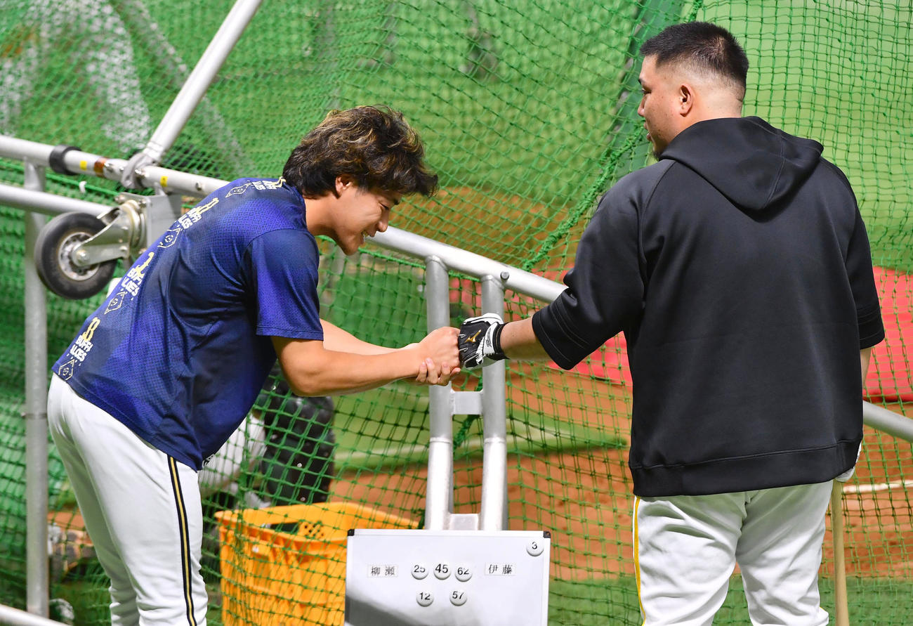 ソフトバンク対オリックス　試合前、ソフトバンク山川（右）にあいさつするオリックス麦谷（撮影・岩下翔太）