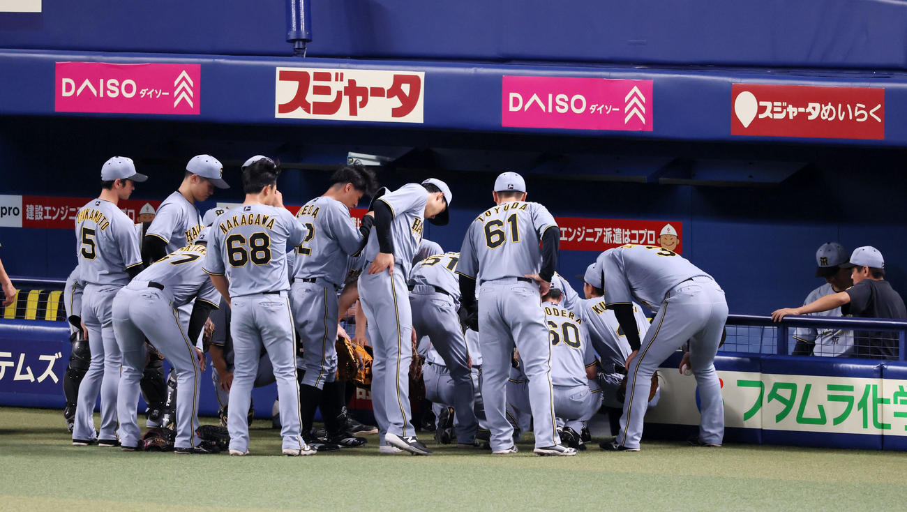 中日対阪神　試合前の円陣を組む阪神ナイン（撮影・加藤哉）