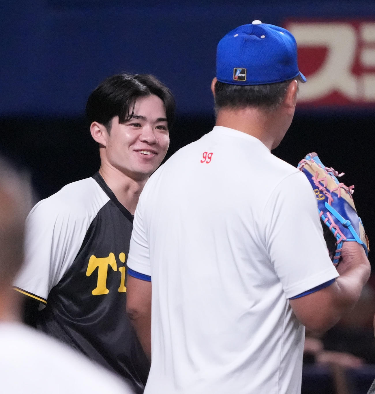 中日対阪神　試合前、中野（左）は井上監督と言葉を交わす（撮影・森本幸一）