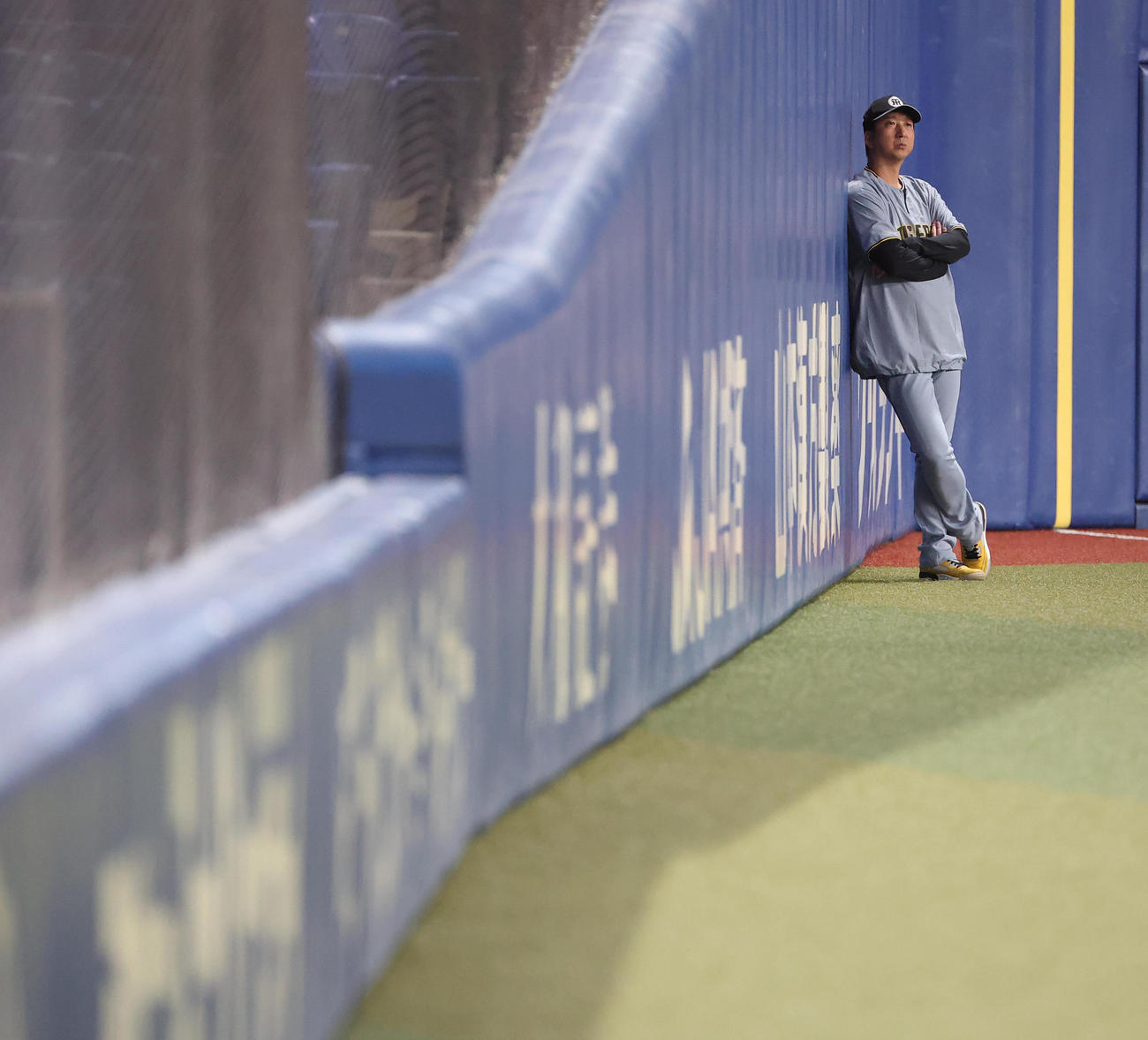 中日対阪神　練習を見守る藤川監督（撮影・上田博志）
