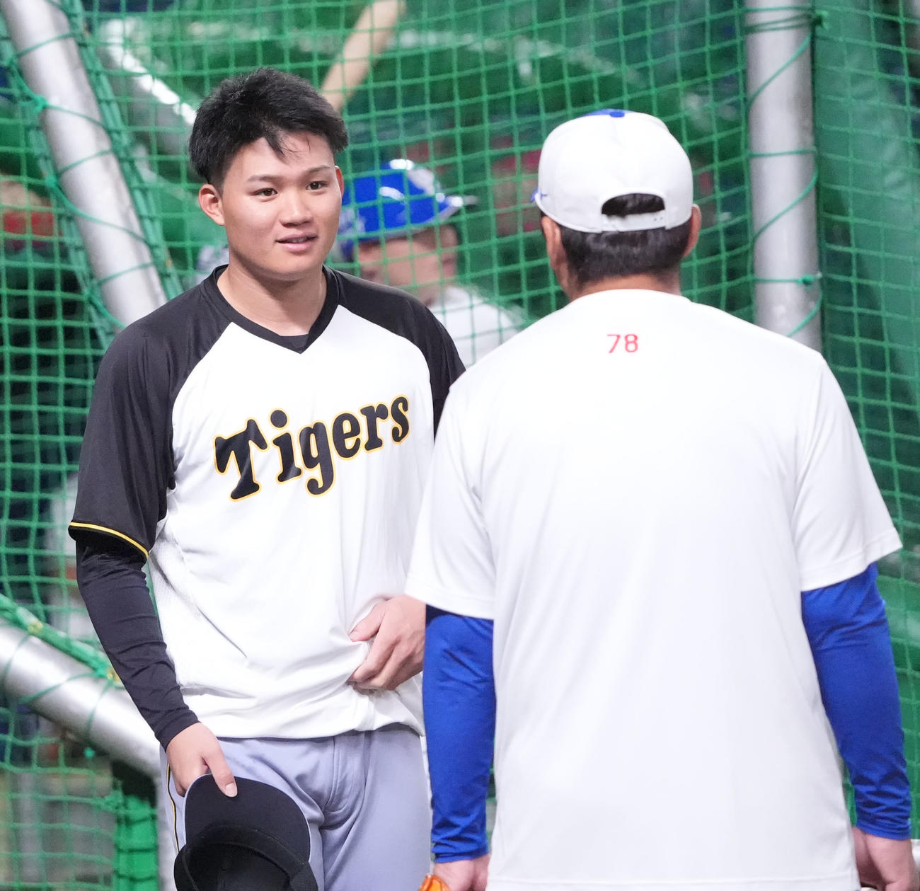 中日対阪神　試合前、森下（左）は森野打撃コーチと言葉を交わす（撮影・森本幸一）