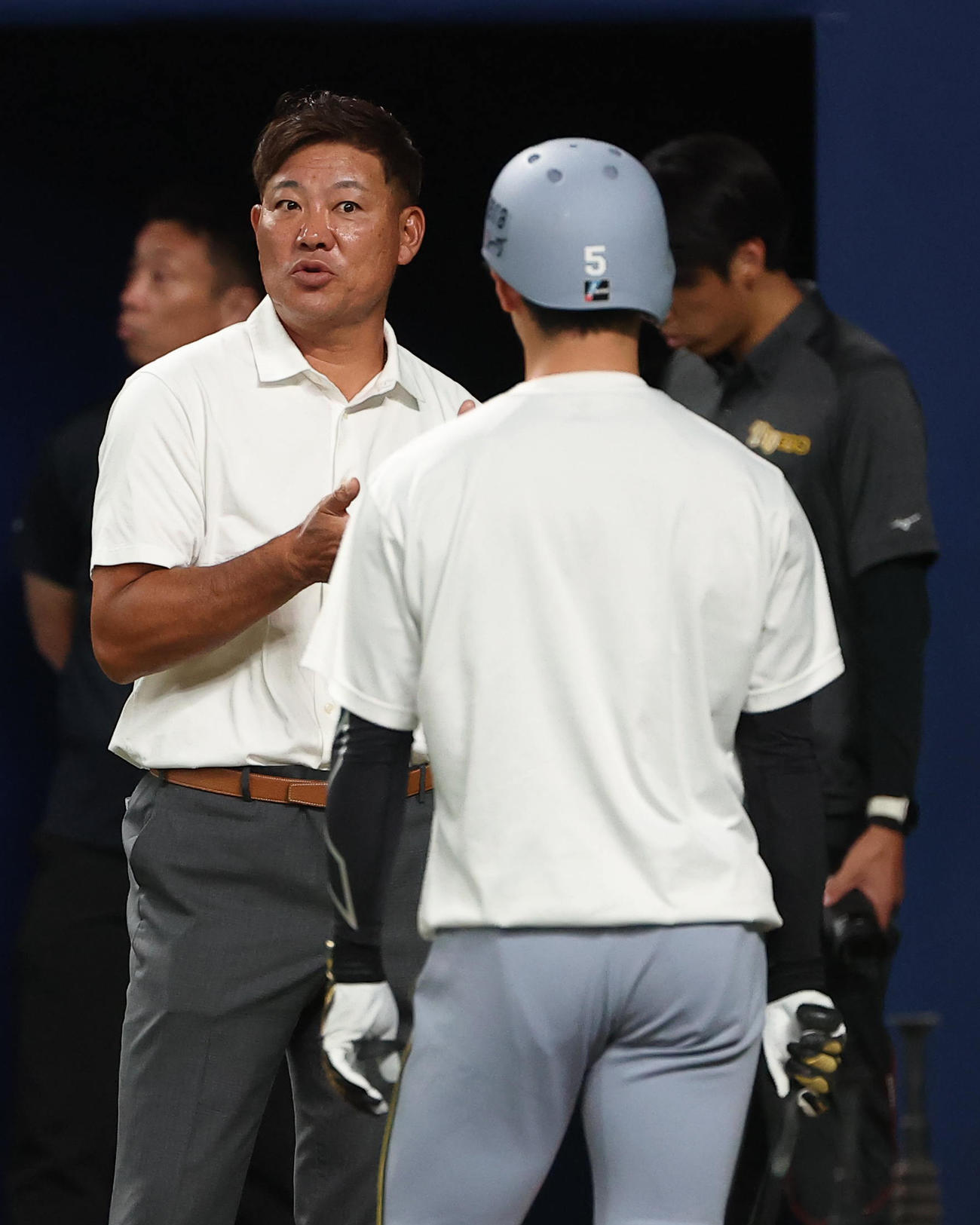 中日対阪神　近本（右）と話をする福留氏（撮影・上田博志）