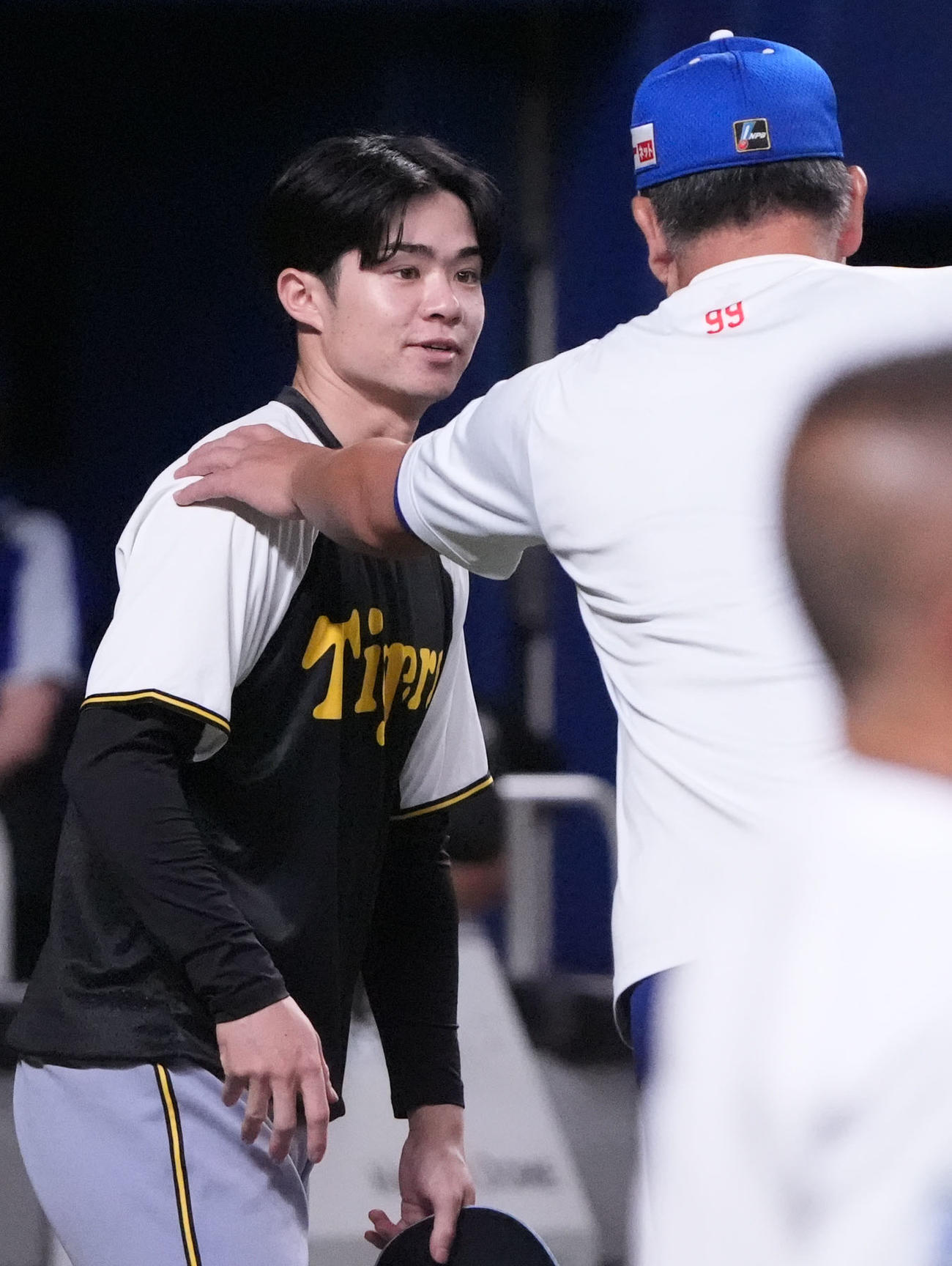 中日対阪神　試合前、中野（左）は井上監督と言葉を交わす（撮影・森本幸一）