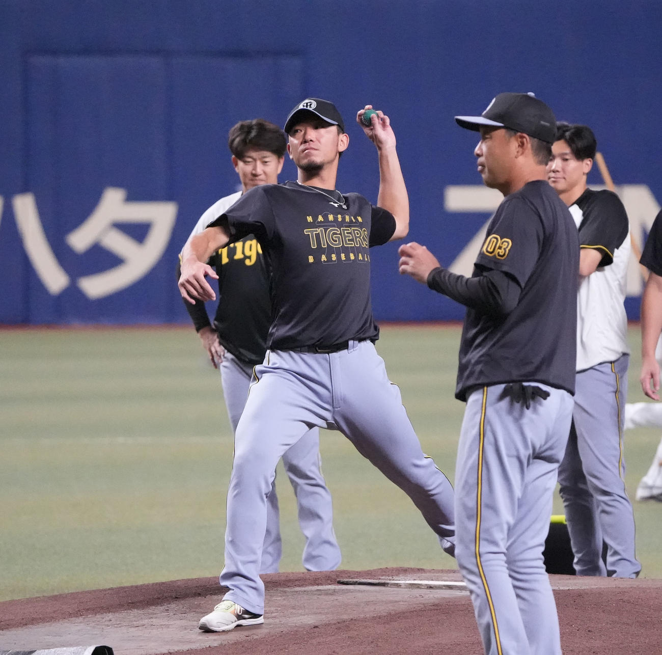 中日対阪神　試合前、伊藤将司（左から2人目）はマウンドの状態をチェックする（撮影・森本幸一）