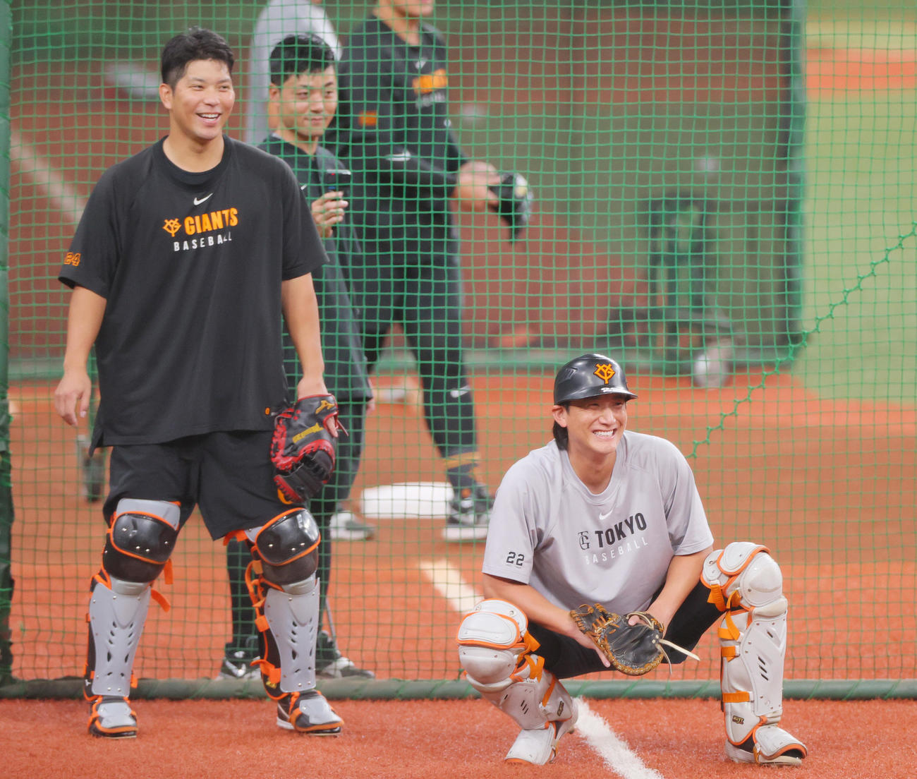 巨人対ヤクルト　試合前の練習で笑顔を見せる巨人大城卓（左）と小林（撮影・上山淳一）