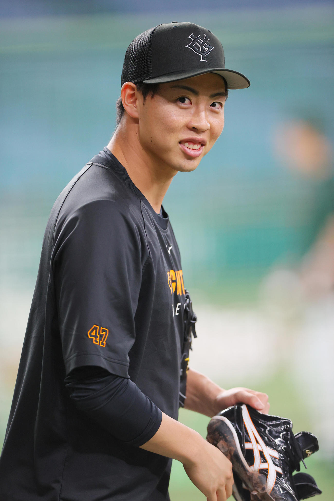巨人対ヤクルト　リラックスした表情でグラウンドを移動する巨人森田（撮影・上山淳一）