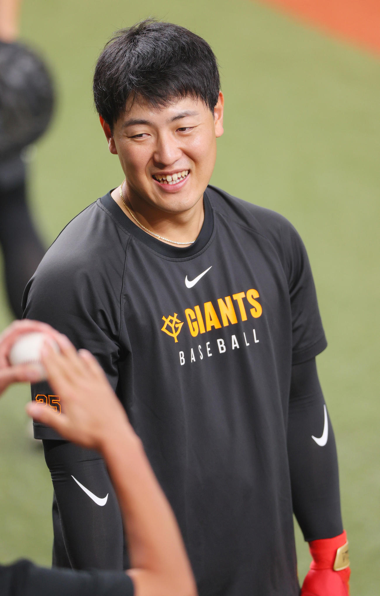 巨人対ヤクルト　リラックスした表情を見せる巨人岡本（撮影・上山淳一）