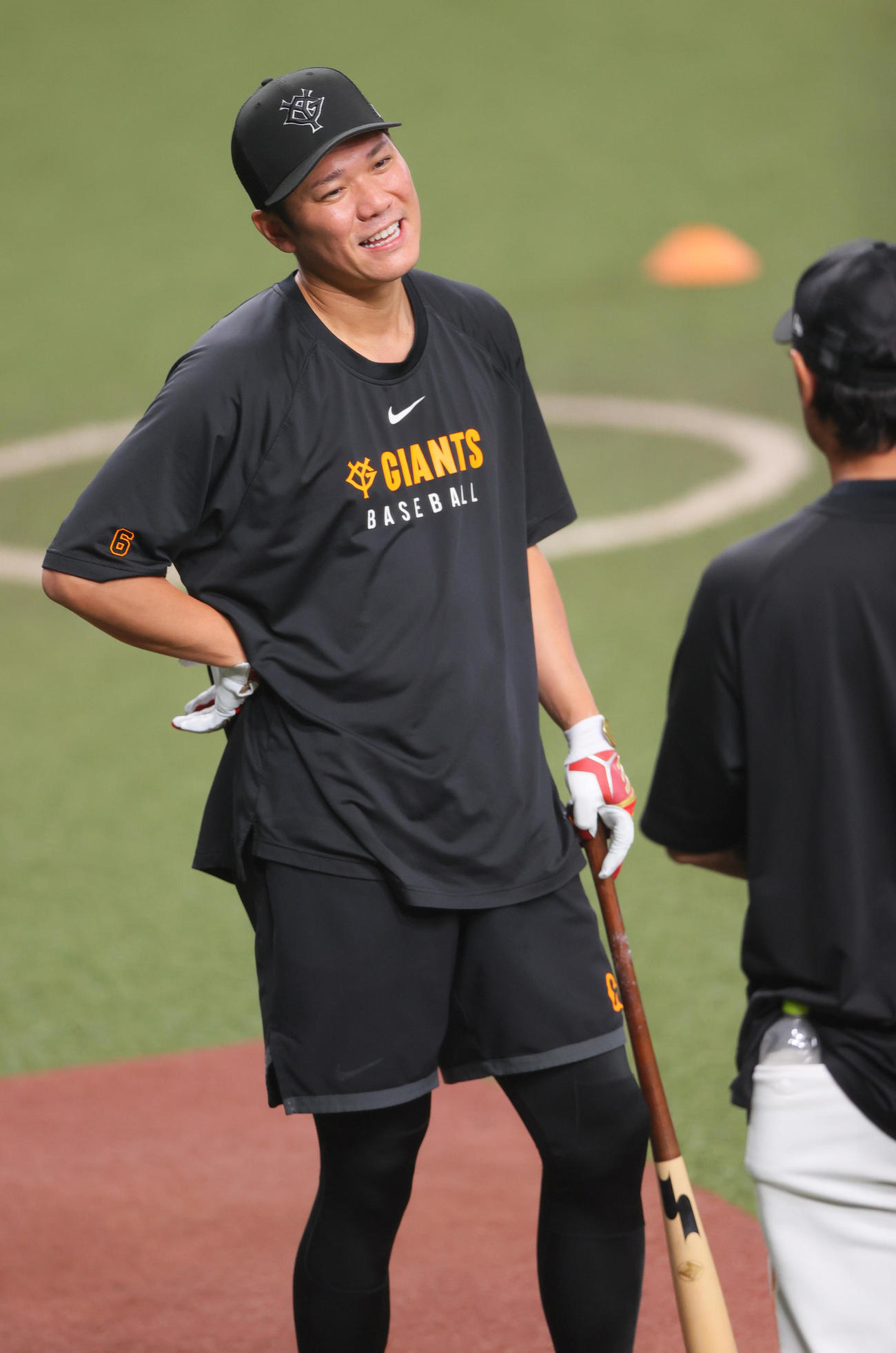 巨人対ヤクルト　リラックスした表情を見せる巨人坂本（撮影・上山淳一）