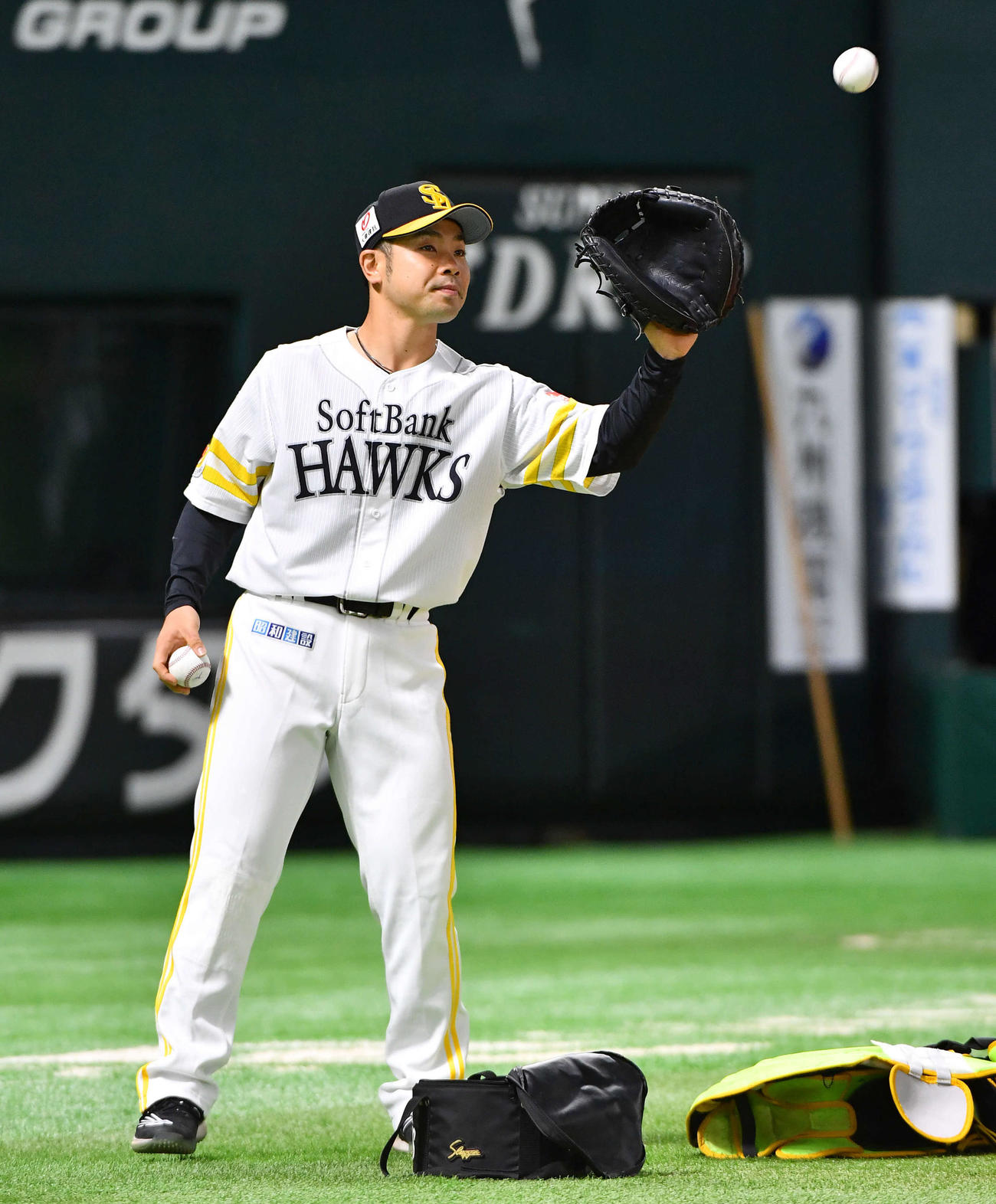 ソフトバンク対オリックス　試合前、シートノックのボール回しを手伝う近藤（撮影・岩下翔太）