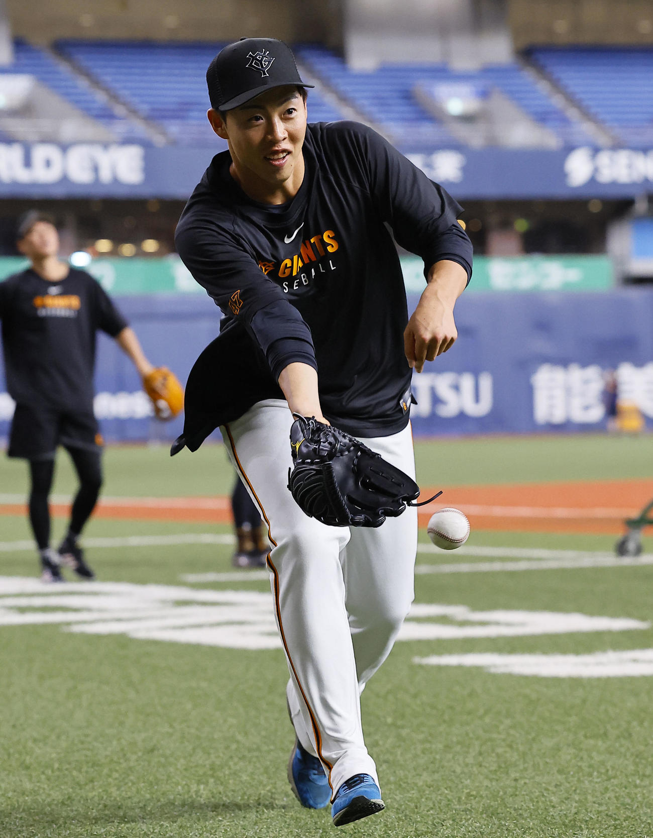 巨人対ヤクルト　ノックでグラブトスする巨人森田（撮影・藤尾明華）