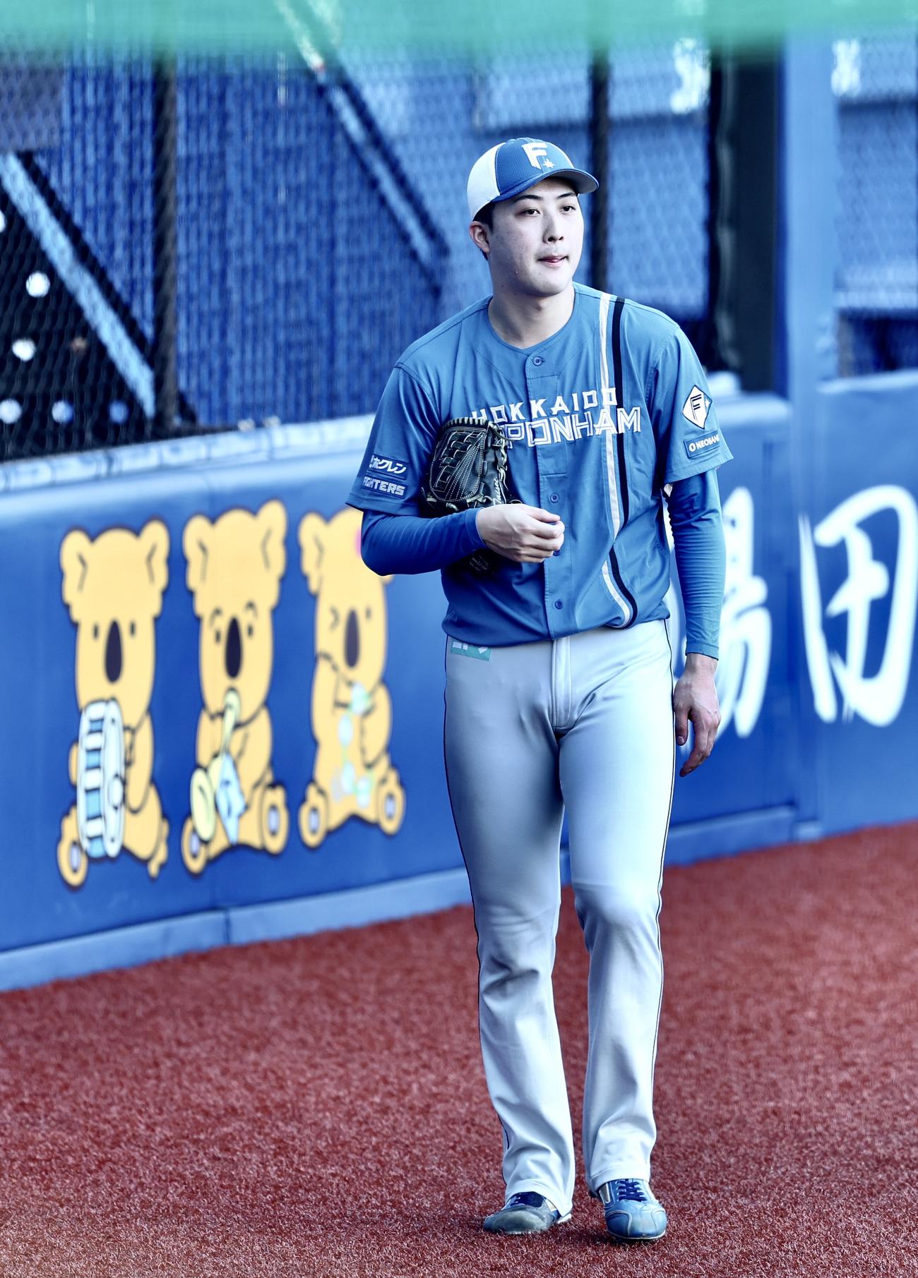 ロッテ対日本ハム　試合前、練習に臨む日本ハム柳川（撮影・河田真司）