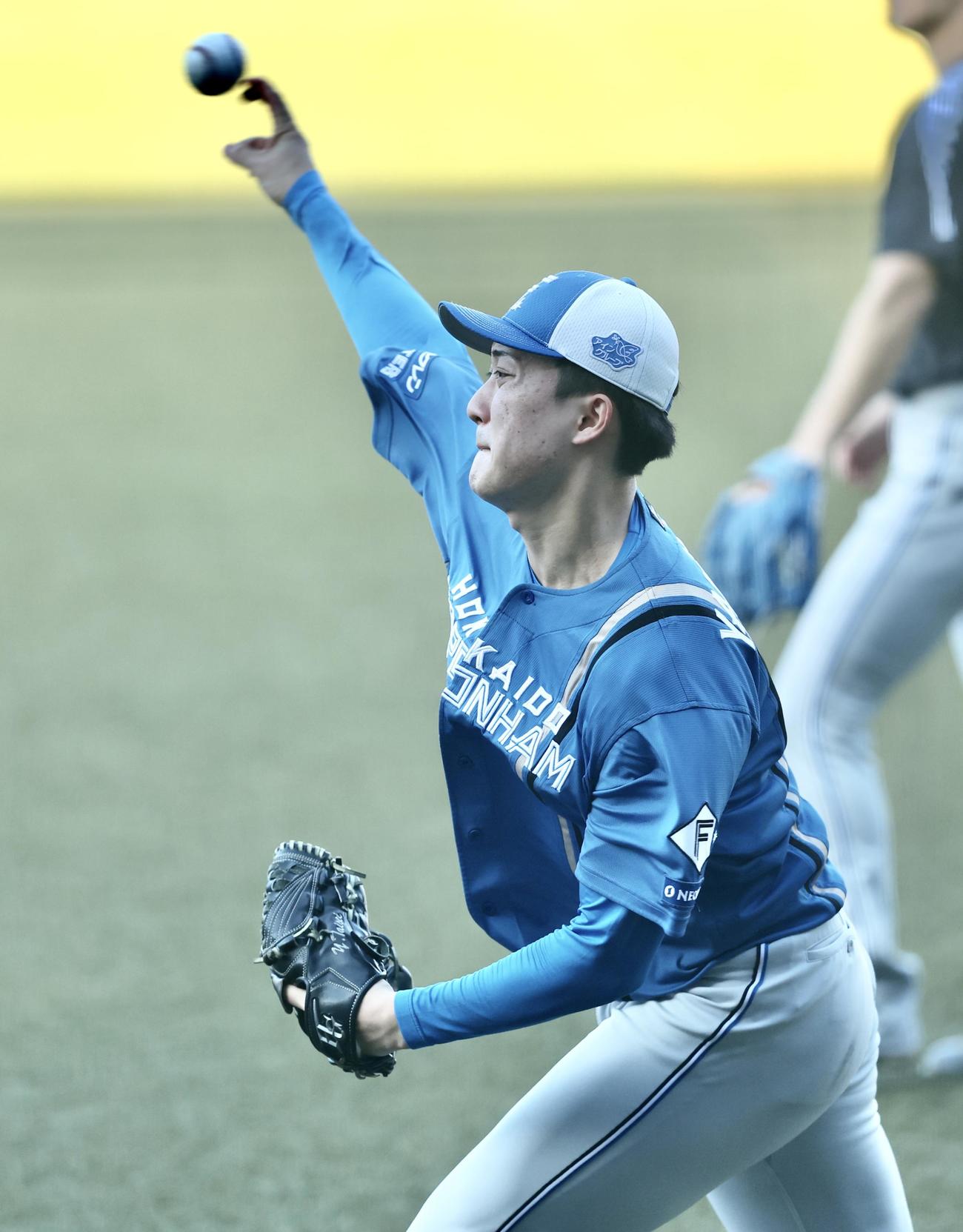 ロッテ対日本ハム　試合前、練習に臨む日本ハム柳川（撮影・河田真司）