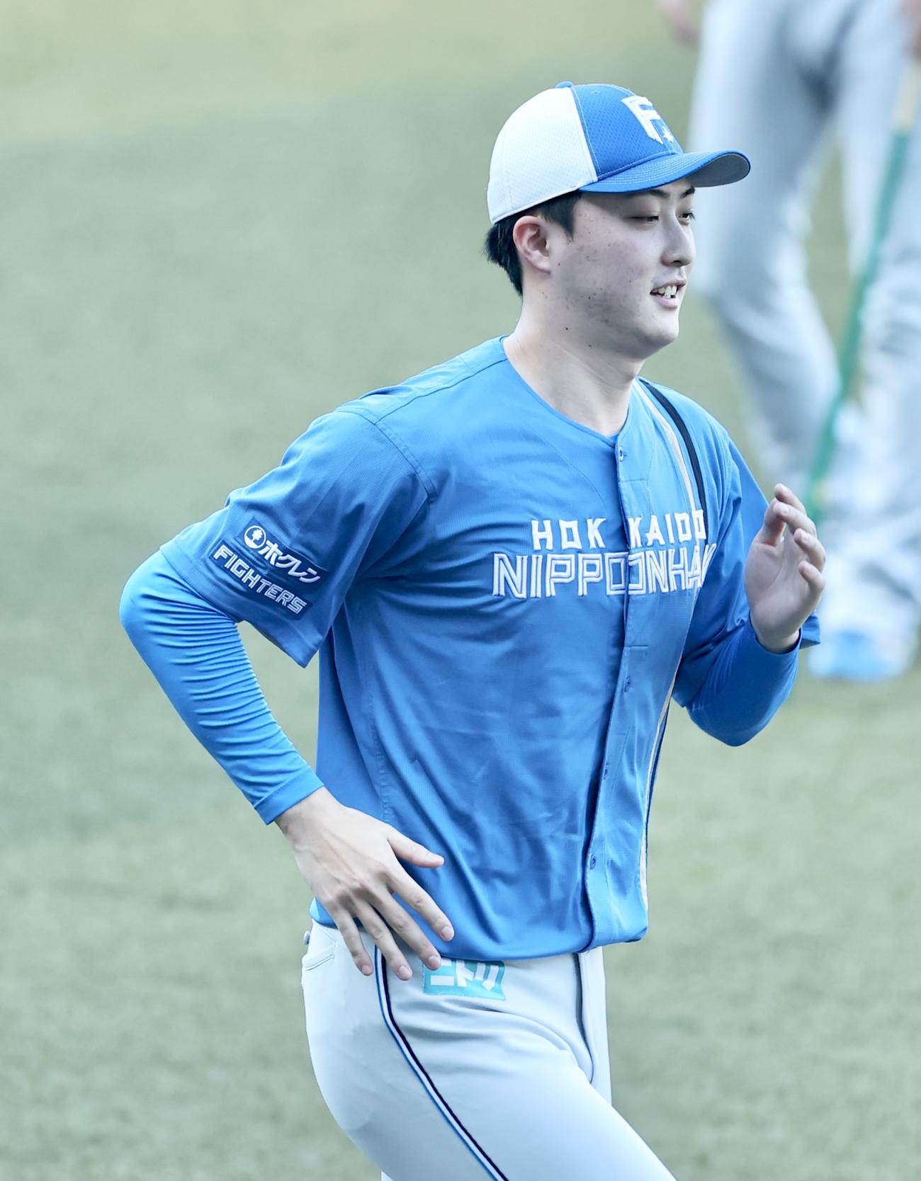 ロッテ対日本ハム　試合前、練習に臨む日本ハム柳川（撮影・河田真司）