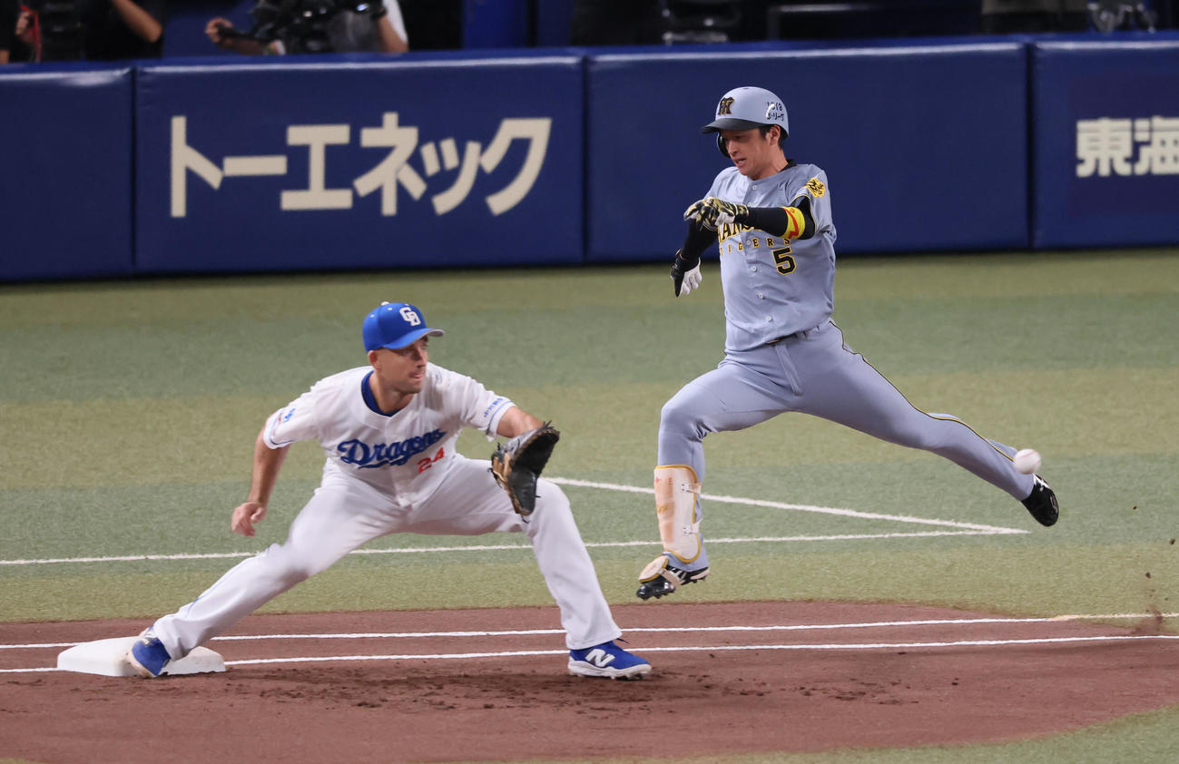 中日対阪神　1回表阪神無死、遊ゴロに倒れた近本。一塁手ボスラー（撮影・加藤哉）