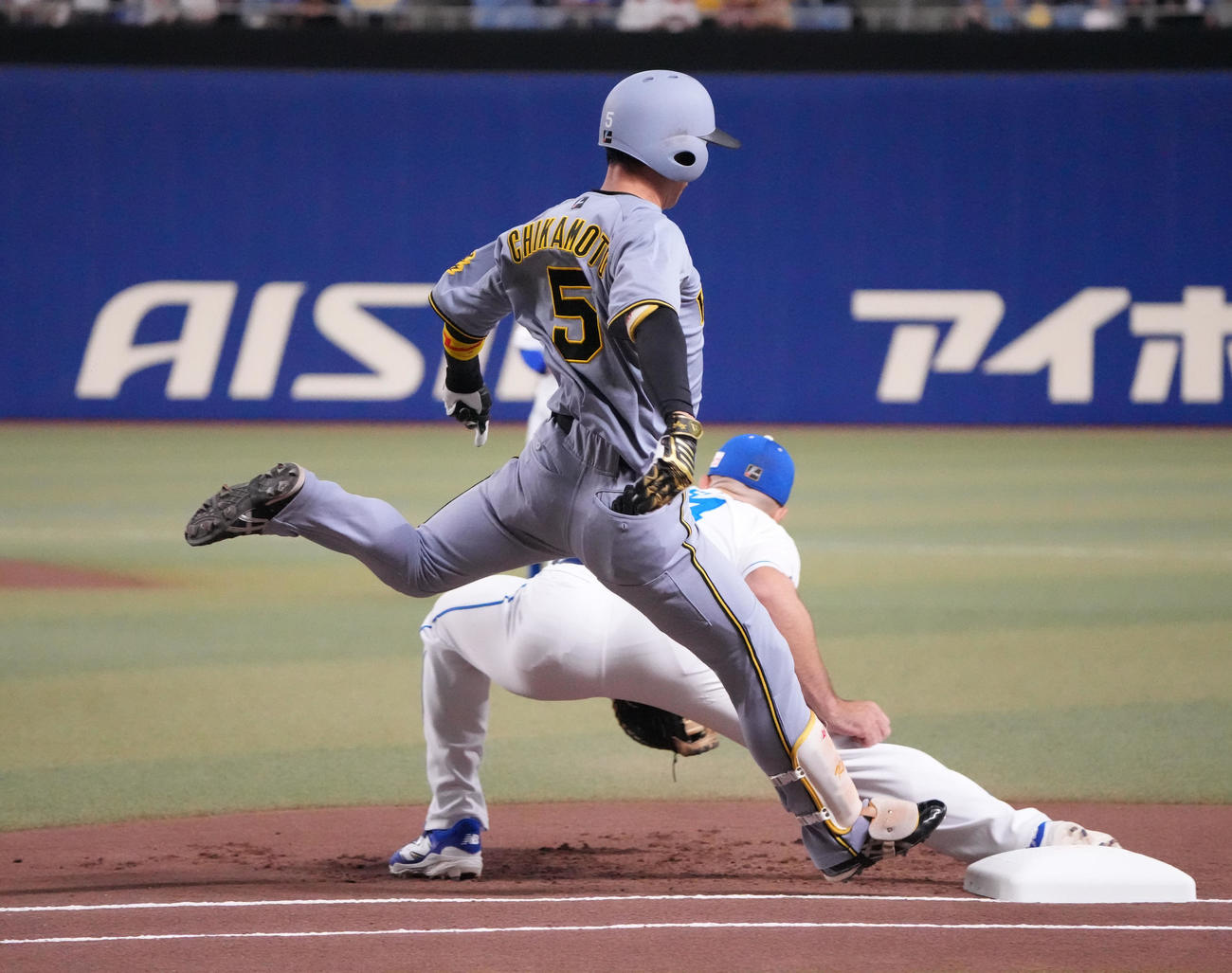 中日対阪神　1回表阪神無死、遊ゴロに倒れる近本（左）一塁手はボスラー（撮影・森本幸一）