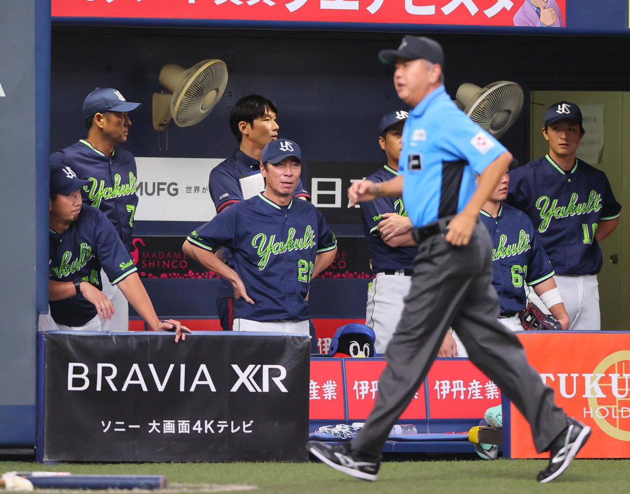 巨人対ヤクルト　1回表ヤクルト1死満塁、高津監督（中央）はオスナのファウルでリクエストするが判定は変わらず（撮影・上山淳一）