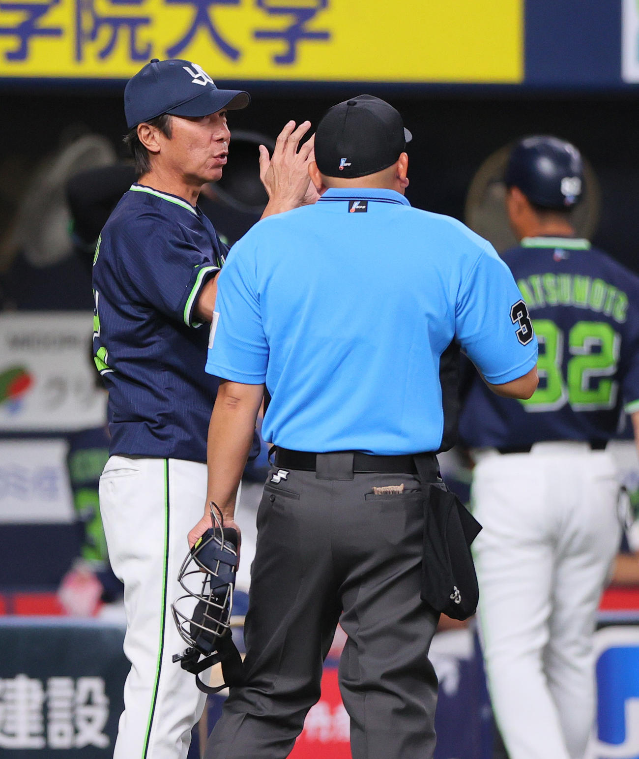 巨人対ヤクルト　1回表を終えたヤクルト高津監督（左）はベンチを出て球審と話し込む（撮影・上山淳一）