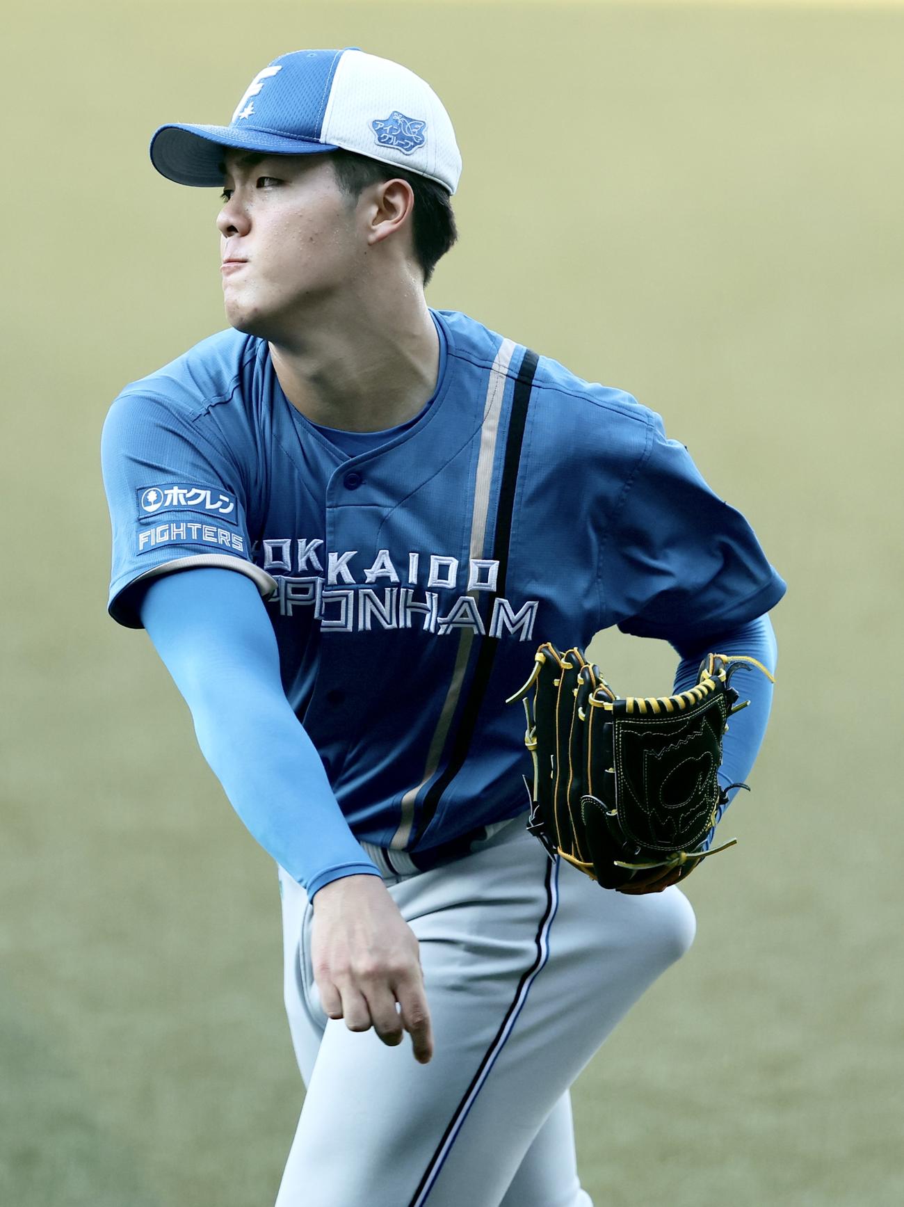 ロッテ対日本ハム　試合前、練習に臨む日本ハム柴田（撮影・河田真司）