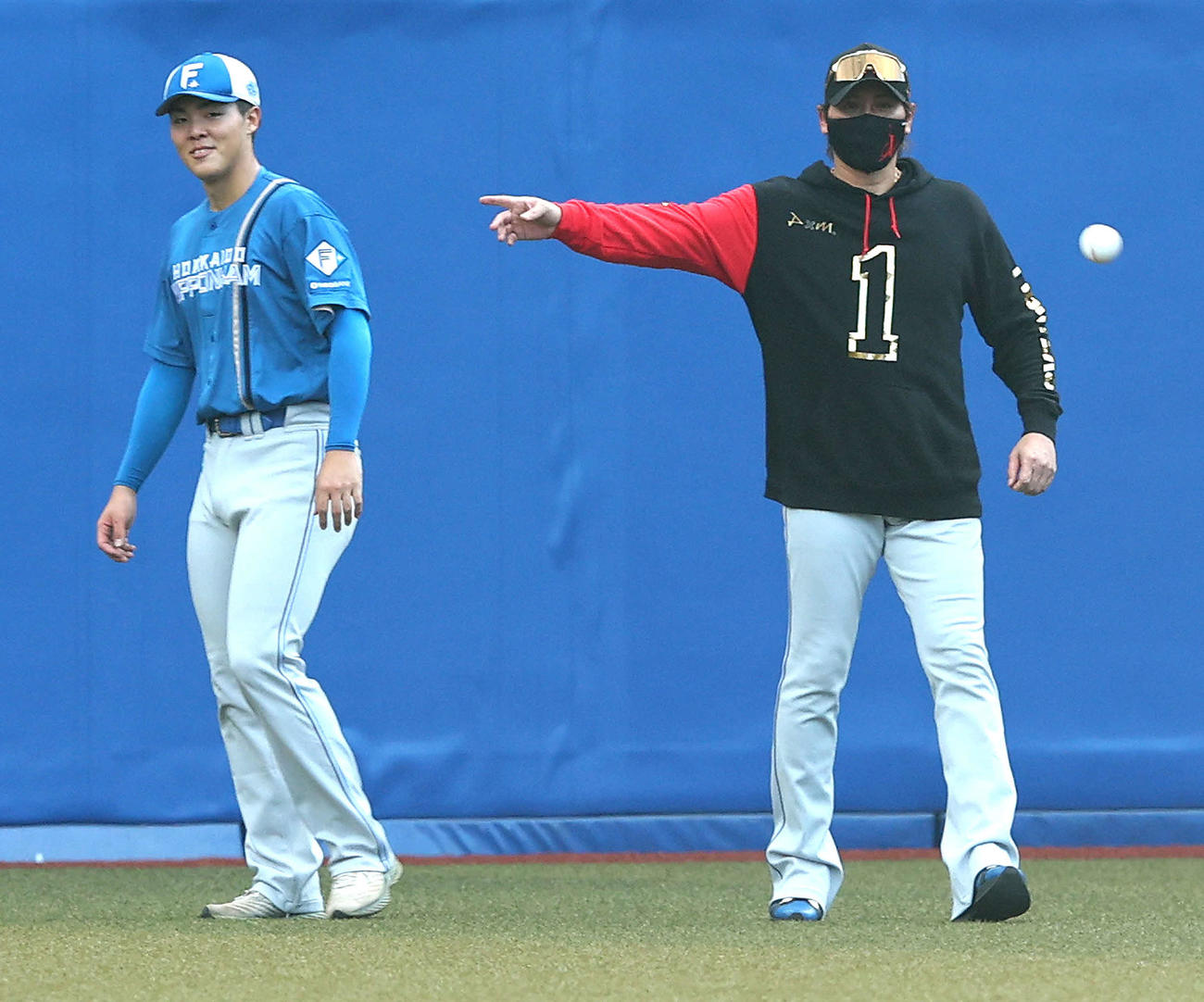 ロッテ対日本ハム　試合前、言葉を交わす日本ハム柴田（左）と新庄監督（撮影・河田真司）