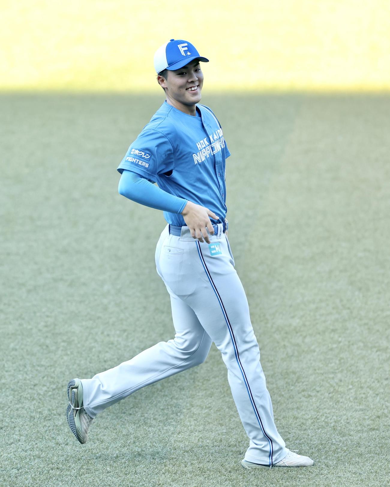ロッテ対日本ハム　試合前、練習に臨む日本ハム柴田（撮影・河田真司）