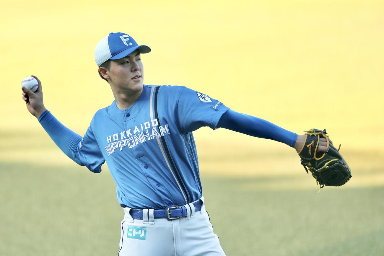 ロッテ対日本ハム　試合前、練習に臨む日本ハム柴田（撮影・河田真司）