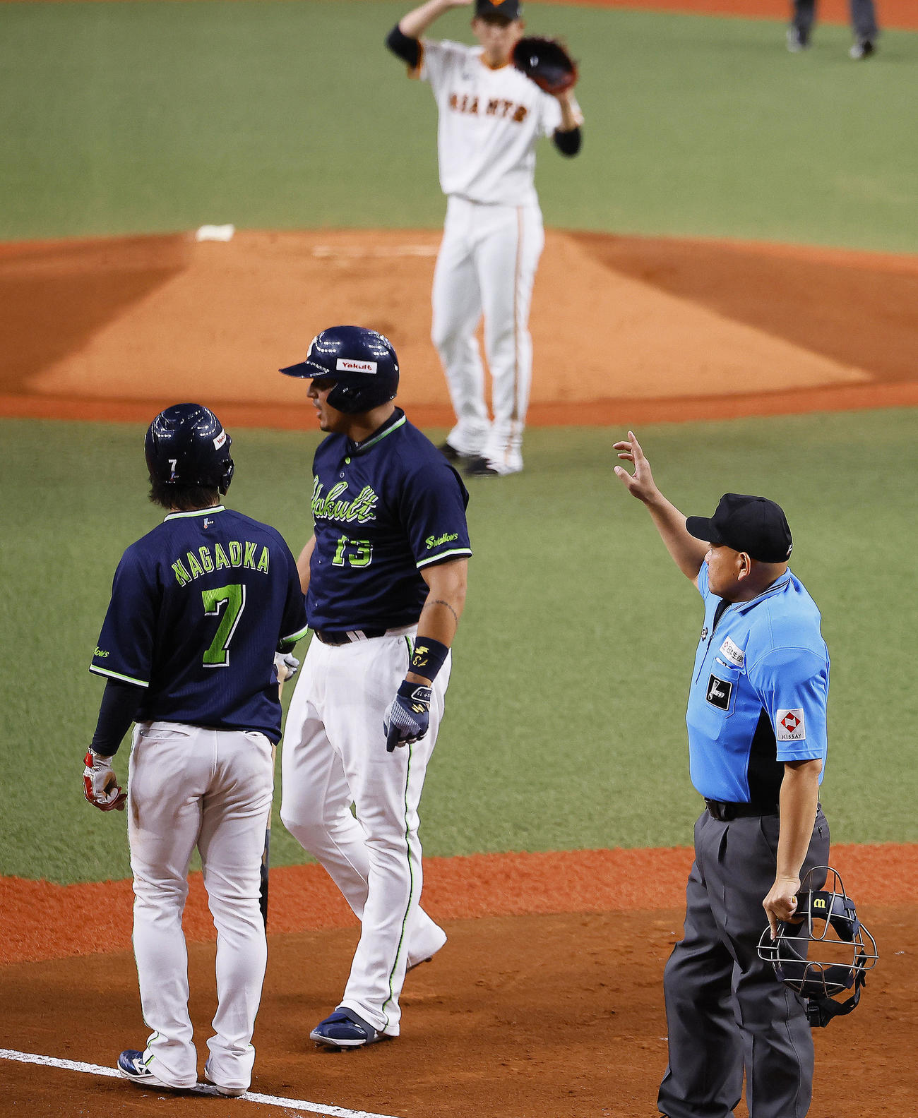 巨人対ヤクルト　1回表ヤクルト1死満塁、右翼線への打球がファウルとなり、判定にリクエストしたオスナ（左から2人目）。右はリプレイ検証に入る球審（撮影・藤尾明華）