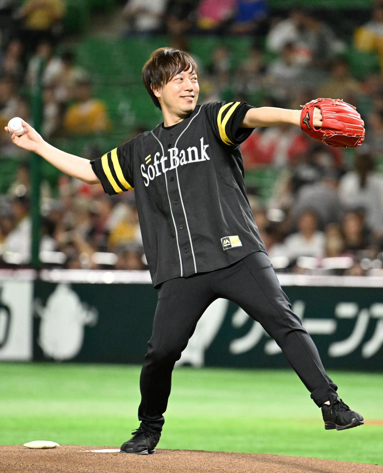 ソフトバンク対オリックス　始球式でボールを投げる劇団四季の飯田達郎（撮影・林敢治）