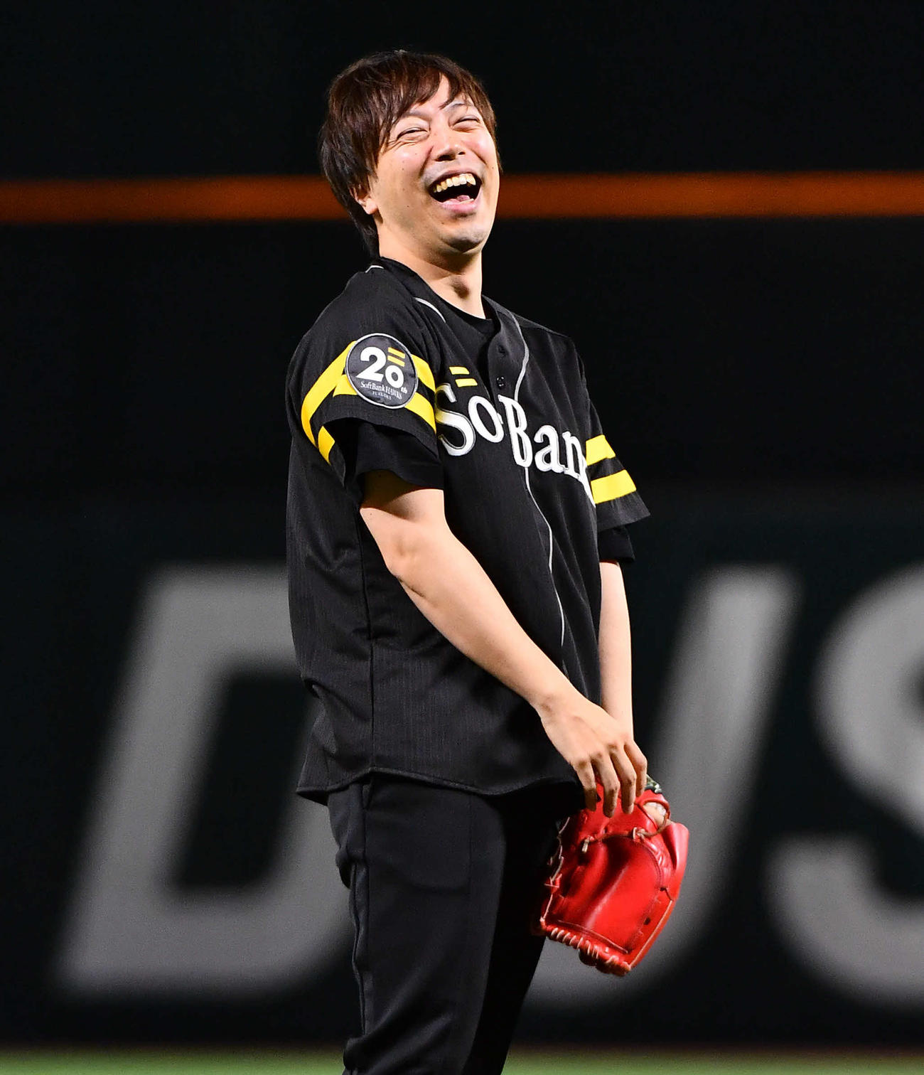 ソフトバンク対オリックス　始球式で投球し、笑顔を見せる劇団四季俳優の飯田達郎（撮影・岩下翔太）