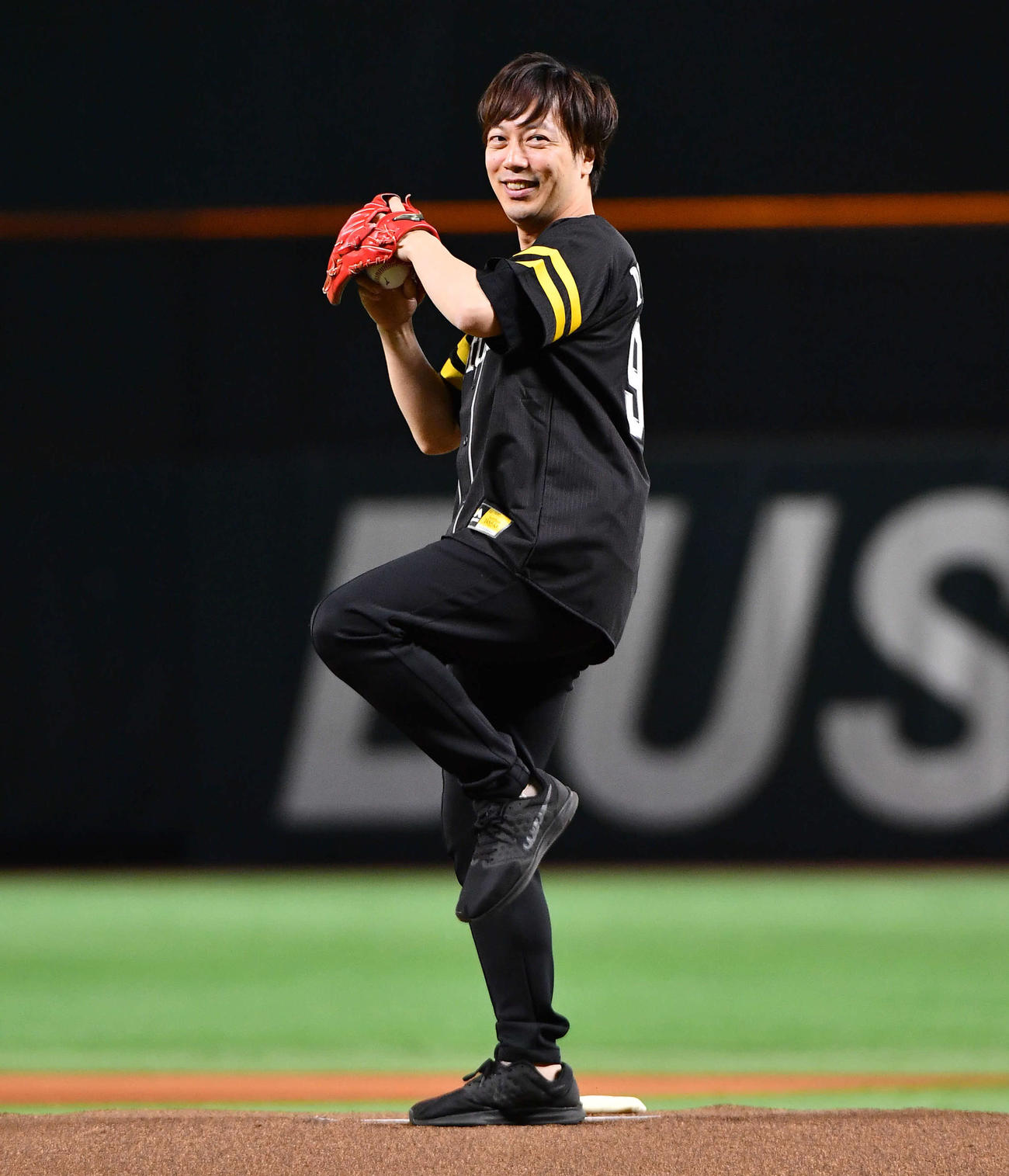 ソフトバンク対オリックス　始球式を務めた、劇団四季俳優の飯田達郎（撮影・岩下翔太）
