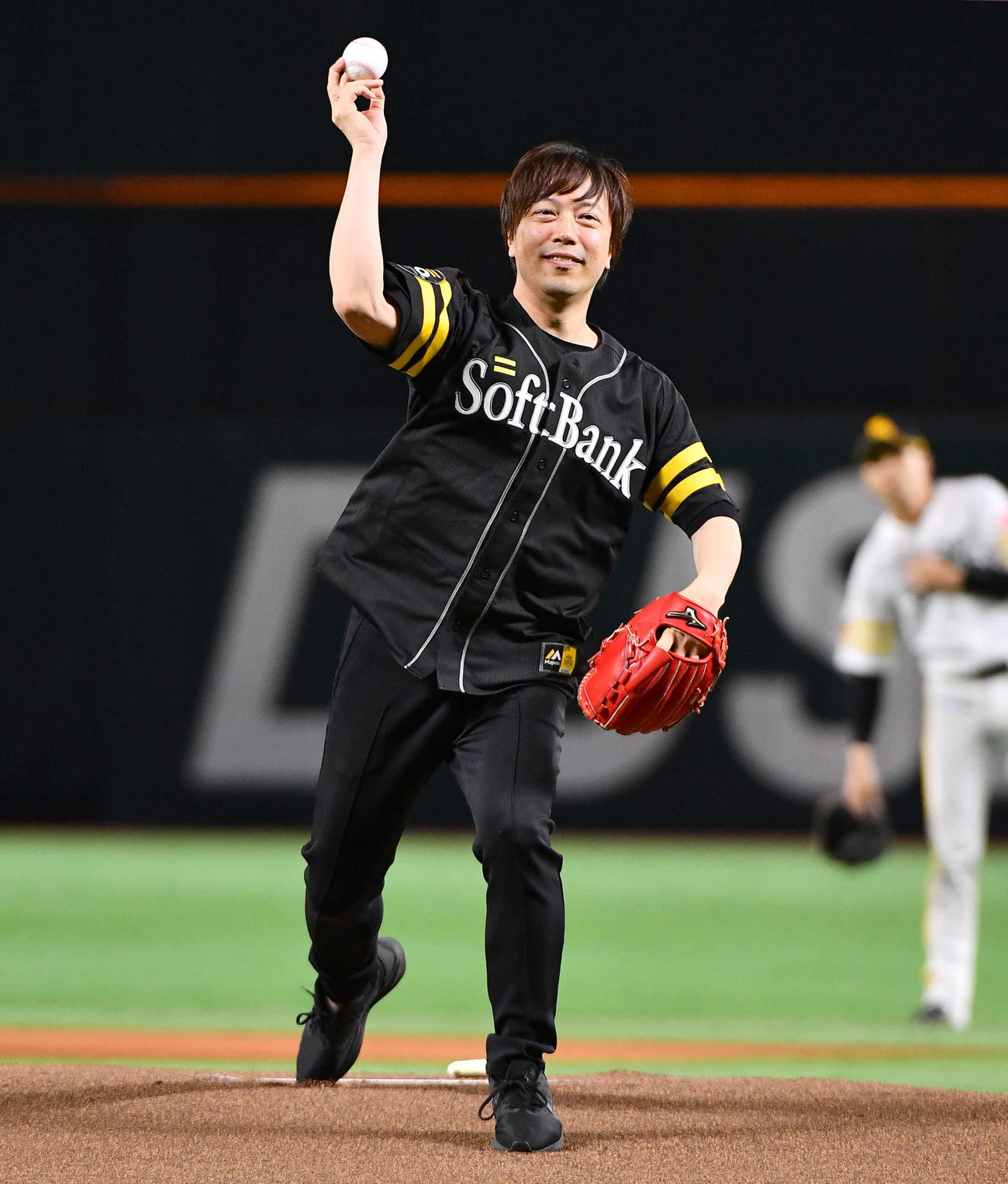 ソフトバンク対オリックス　始球式を務めた、劇団四季俳優の飯田達郎（撮影・岩下翔太）
