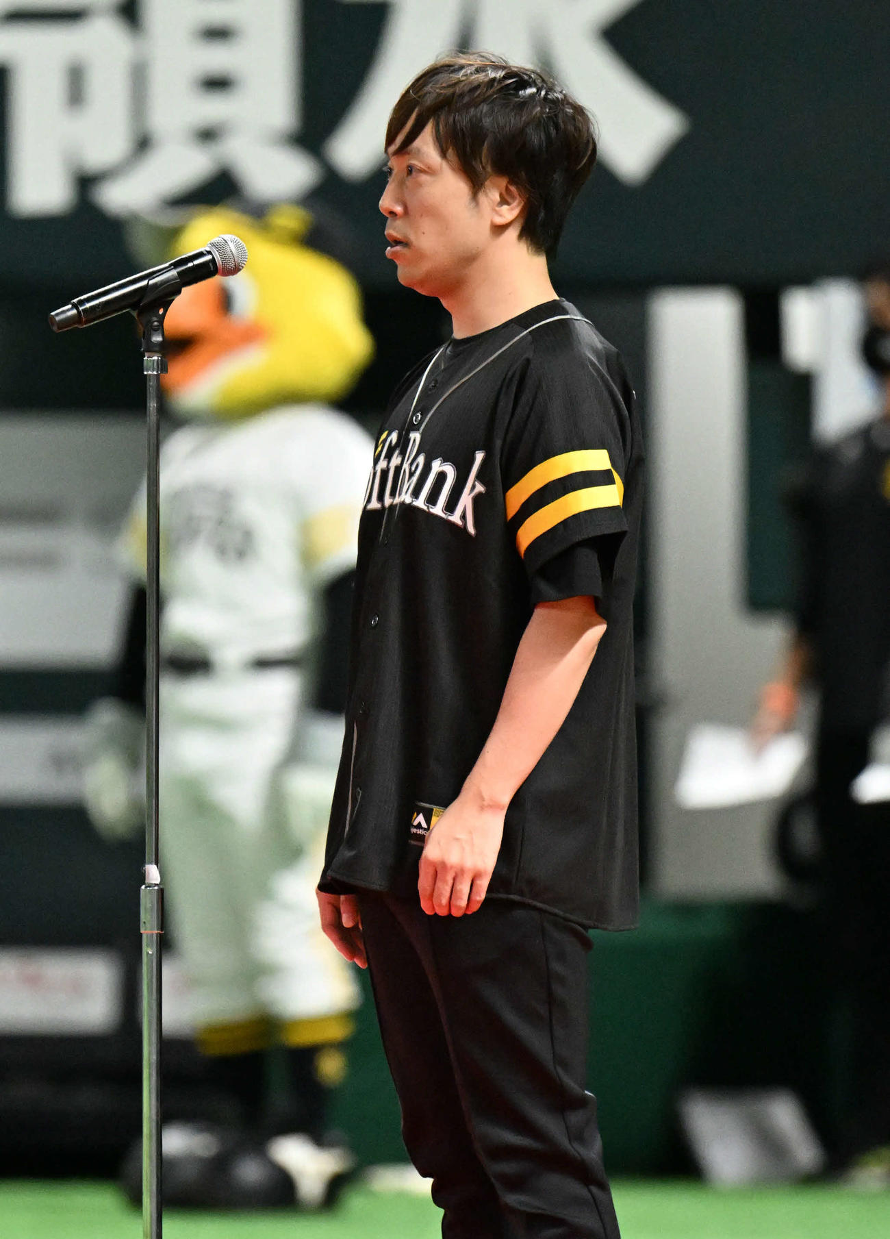 ソフトバンク対オリックス　国歌独唱する劇団四季の飯田達郎（撮影・林敢治）