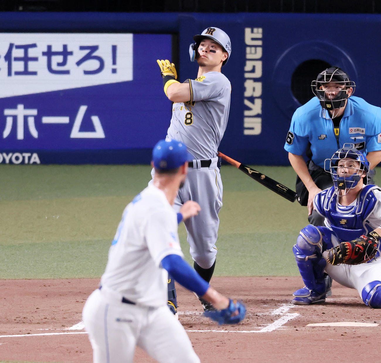 中日対阪神　3回表阪神1死一塁、佐藤輝は右越え2点本塁打を放つ。投手マラー（撮影・加藤哉）