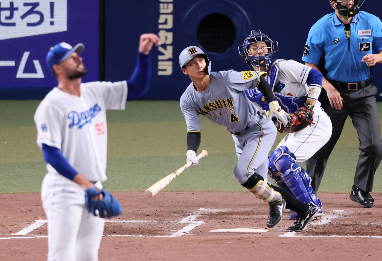 中日対阪神　3回表阪神1死一塁、熊谷は左越え2点本塁打を放つ。投手マラー（撮影・加藤哉）