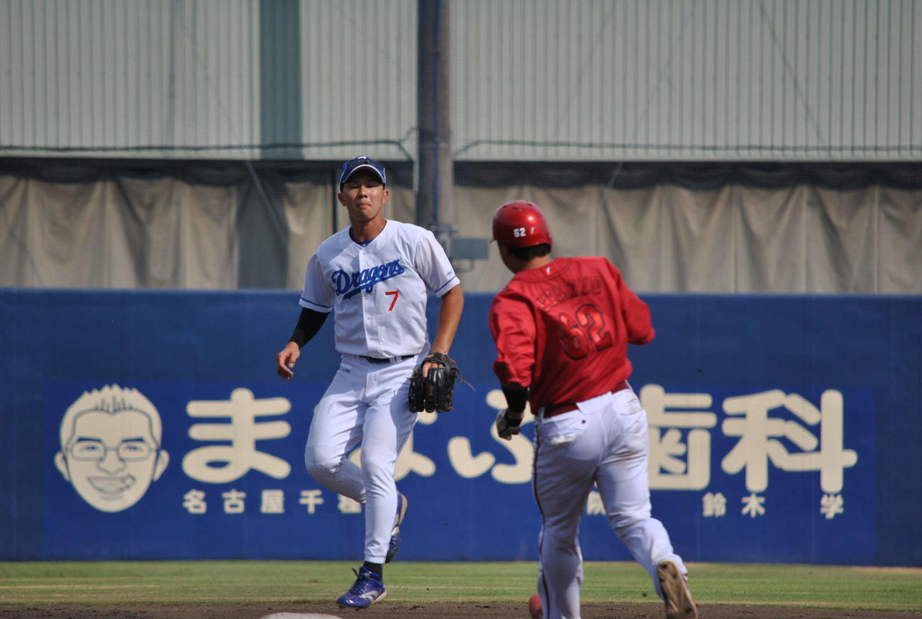 ウエスタン・リーグ中日対広島　中日福永は7回から二塁の守備に就く