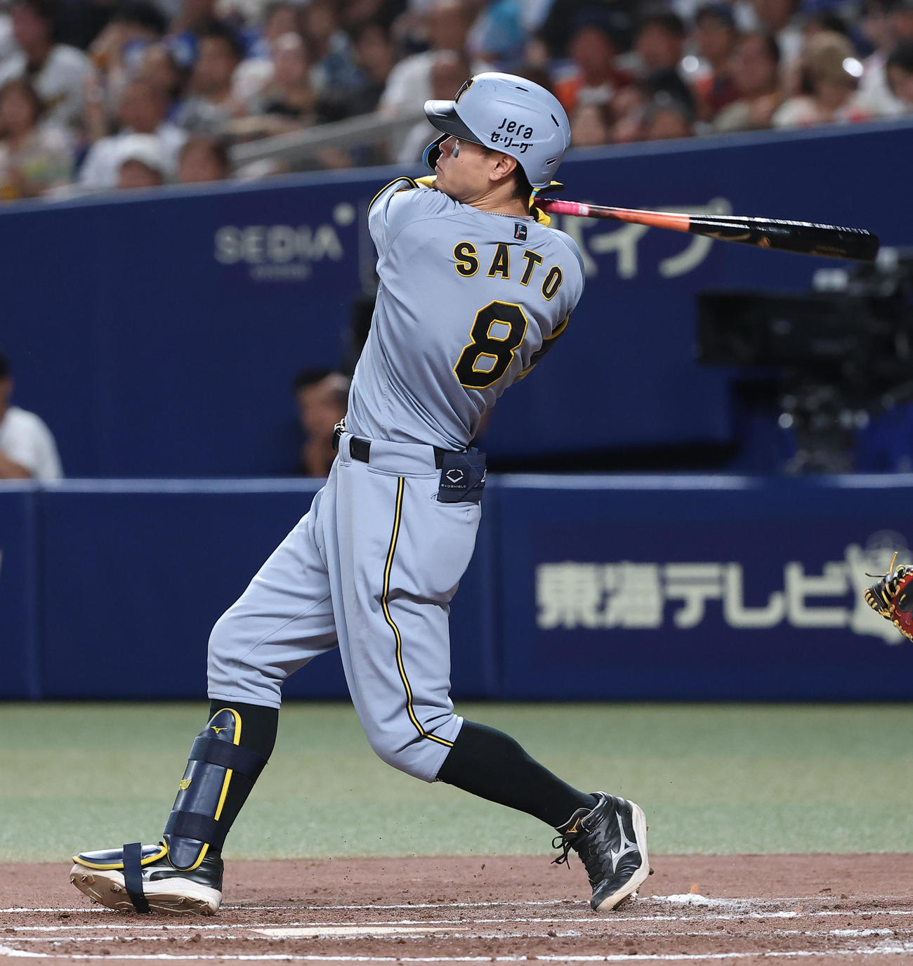 中日対阪神　3回表阪神1死一塁、佐藤輝は右越え先制2点本塁打を放つ（撮影・上田博志）