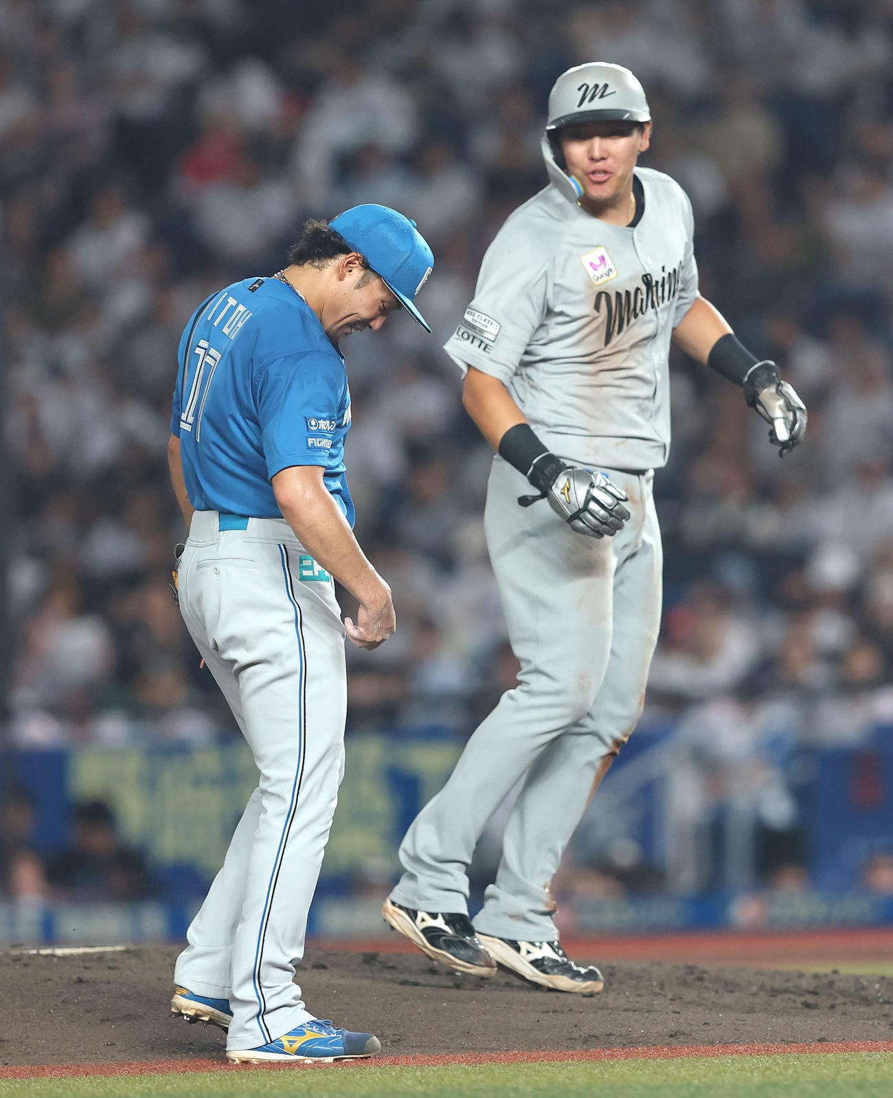 ロッテ対日本ハム　2回裏を抑え、安田（右）と言葉を交わす伊藤（撮影・河田真司）